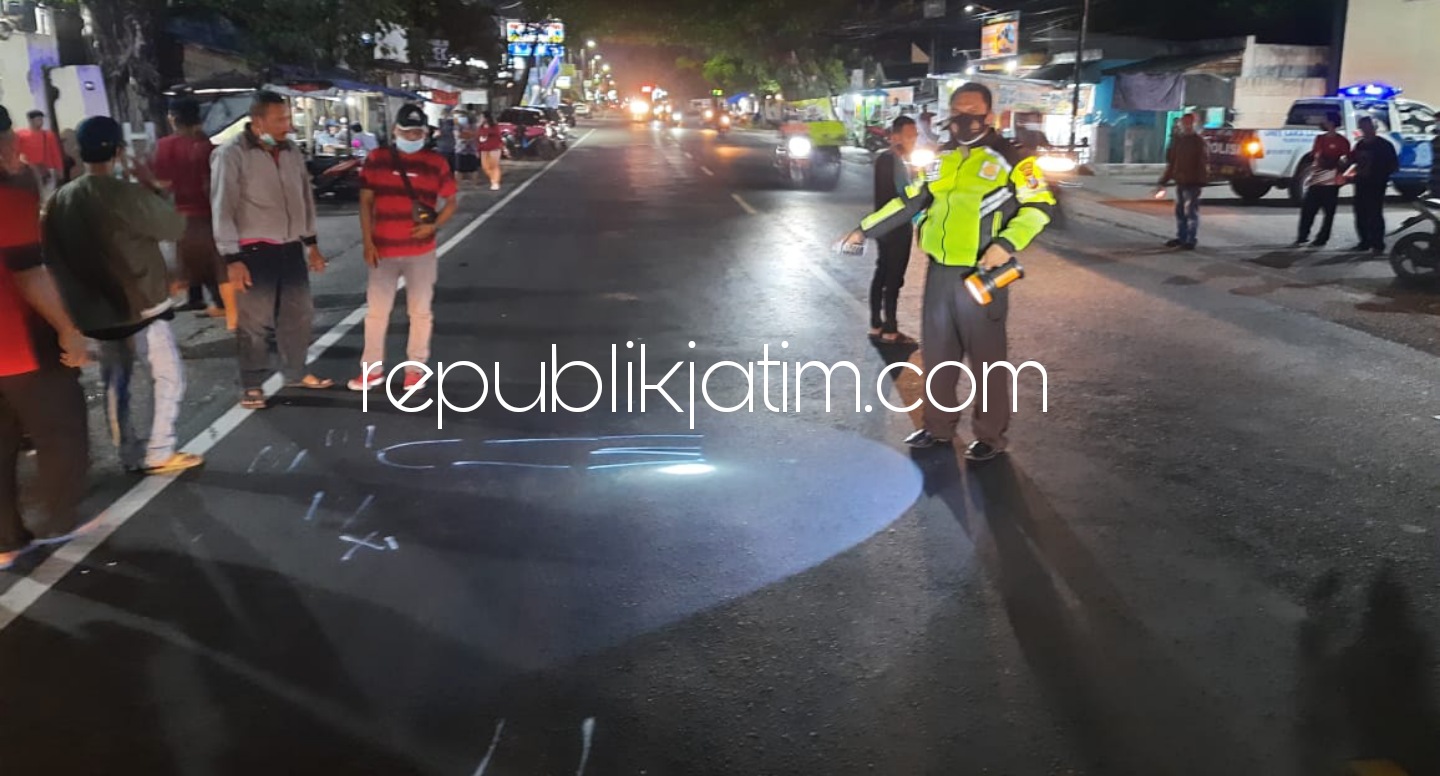 OLAH TKP - Sejumlah petugas Unit Laka, Satuan Lantas, Polresta Sidoarjo melaksanakan olah TKP tabrakan motor Yamaha Jupiter dan Mio di JL Letjend Sutoyo, Waru hingga menyebabkan seorang penyeberang jalan tewas, Sabtu (17/07/2021) malam.