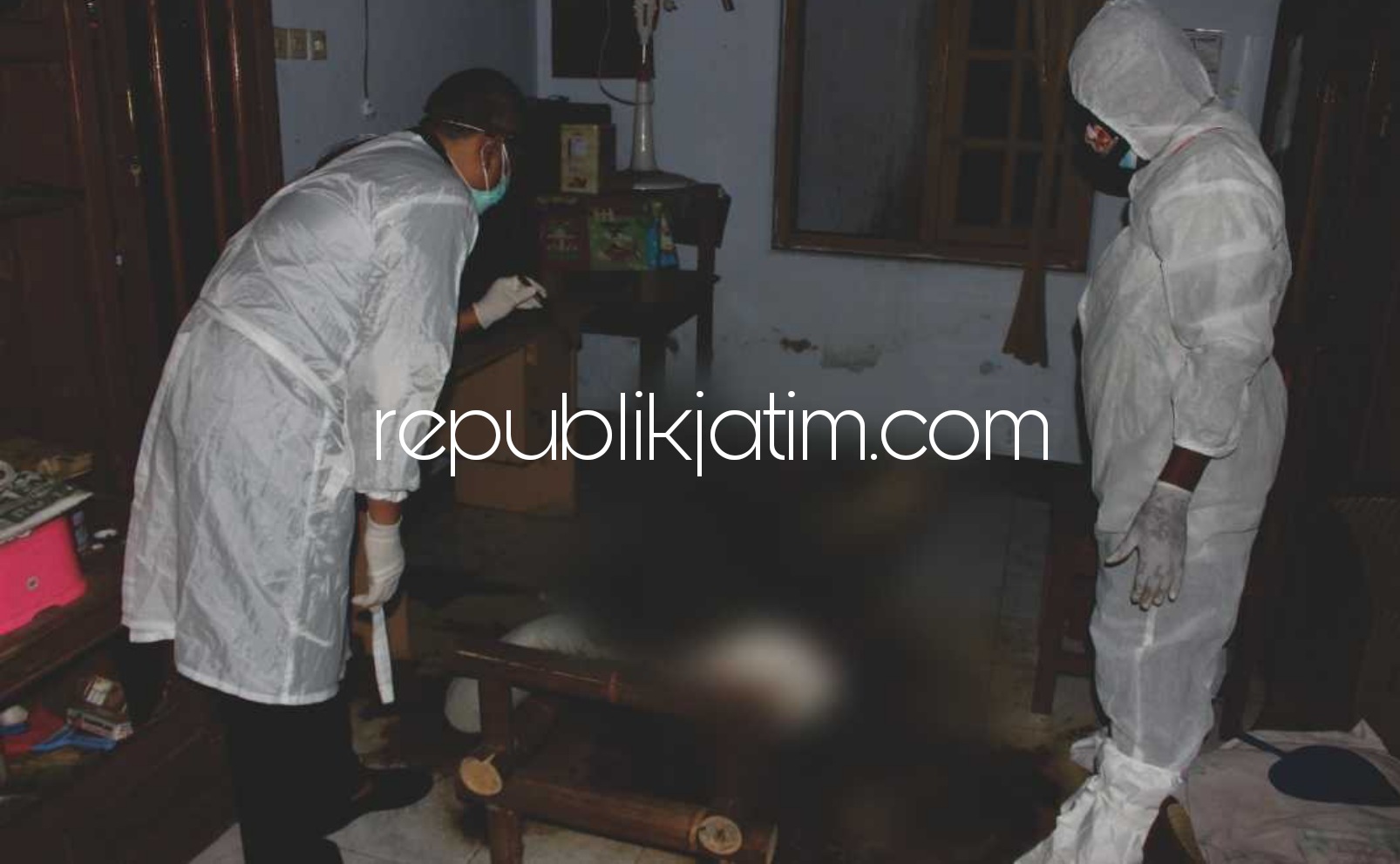OLAH TKP - Sejumlah petugas Polres Ponorogo dan tim medis Puskesmas Babadan olah TKP dan memeriksa jenazah korban tewas membusuk di rumah mantan istri di Dusun Ngimput, Desa Purwosari, Kecamatan Babadan, Ponorogo, Sabtu (17/07/2021) petang.
