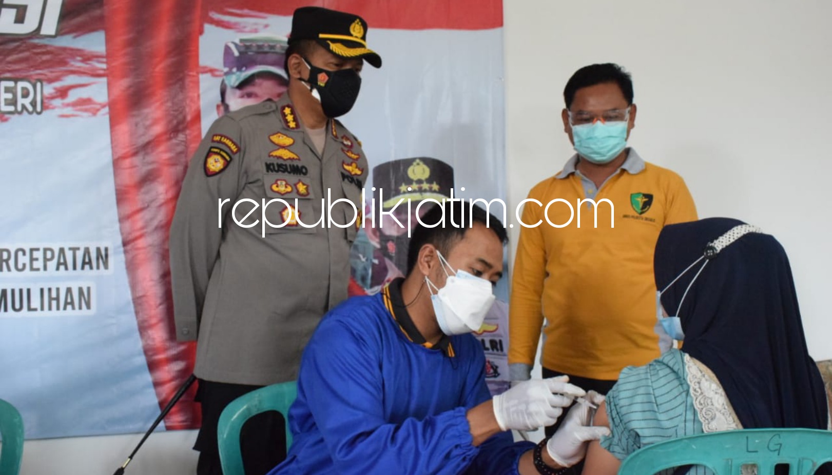 TINJAU - Kapolresta Sidoarjo, Kombes Pol Kusumo Wahyu Bintoro mengecek langsung pelaksanaan vaksinasi gotong royong di PT Young Tree Industries JL Raya Desa Pilang, Kecamatan Wonoayu, Sidoarjo, Minggu (18/07/2021).