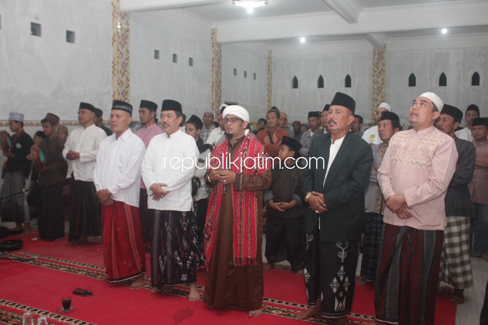 BERSHOLAWAT - Wabup Sidoarjo, Nur Ahmad Syaifuddin mengikuti acara sholawat dan istighotsah Jamiyah Padang Bulan, Pondok Pesantren Darul Hikmah, Desa Singogalih, Kecamatan Tarik, Sidoarjo, Rabu (17/07/2019) malam.