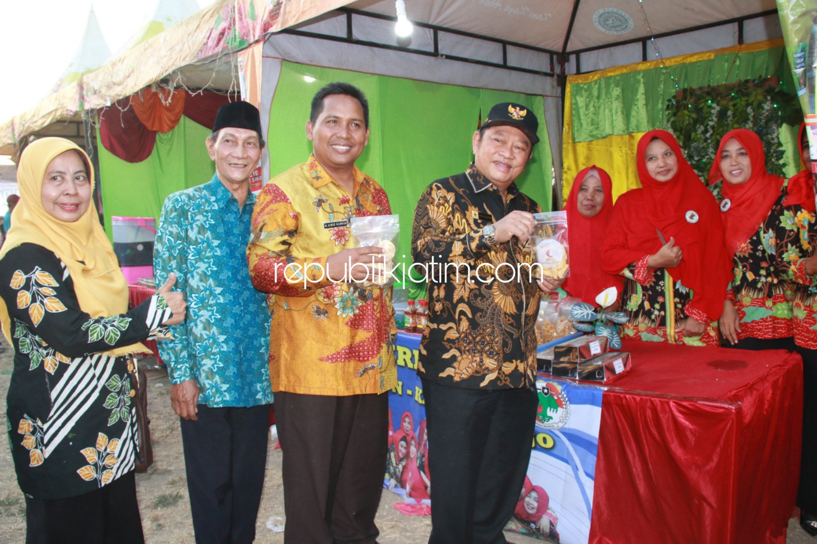 SIDAK - Bupati Sidoarjo, Saiful Ilah sidak stan UMKM usai upacara peringatan hari Koperasi Nasional ke 72, di lapangan Desa/Kecamatan Prambon, Sidoarjo, Kamis (18/07/2019) petang.