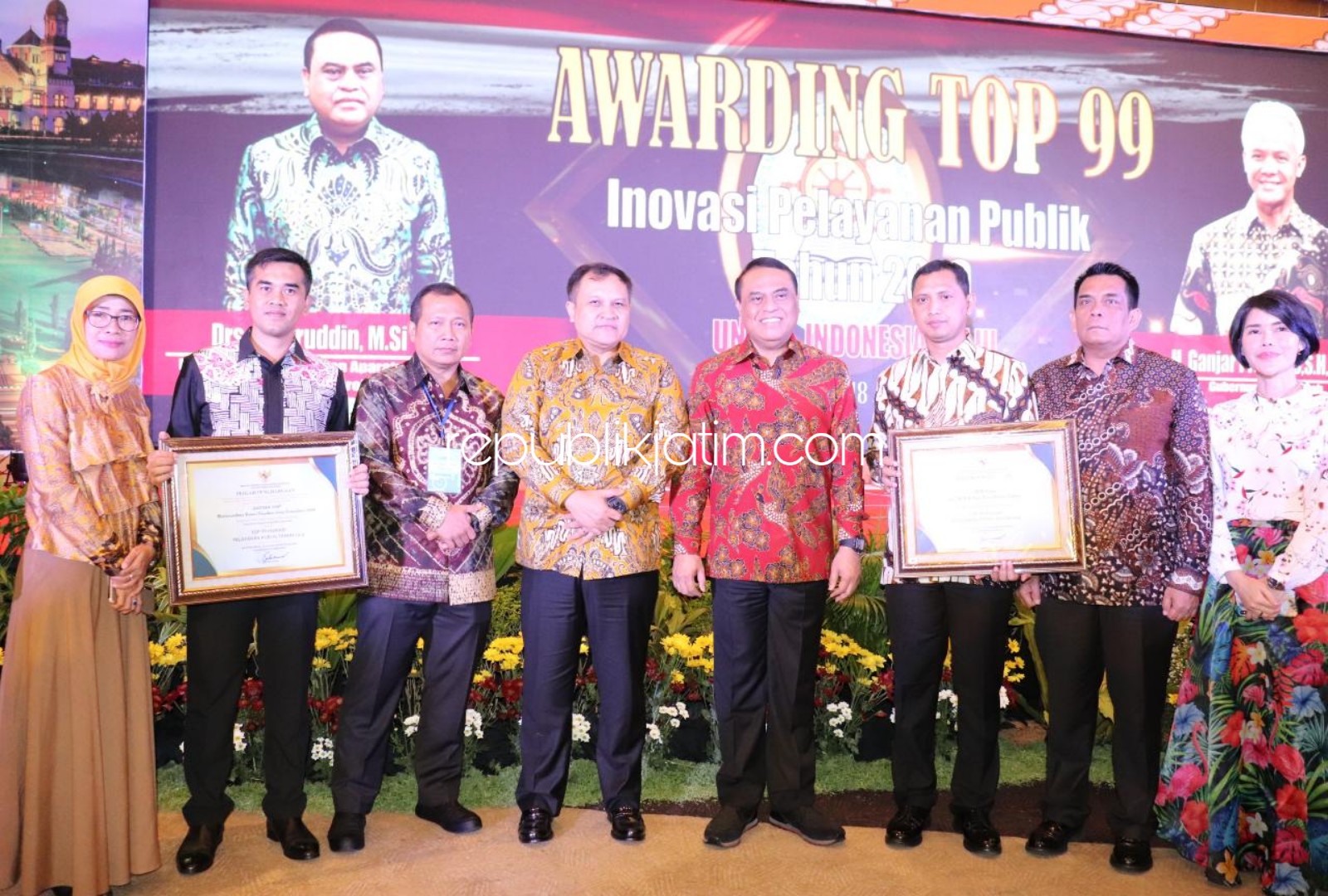 PENGHARGAAN -Inovasi pelayanan publik SKCK Online dan SKCK Keliling Online Polresta Sidoarjo meraih penghargaan Kemenpan RB di Awarding Top 99 Inovasi Pelayanan Publik Tahun 2019 di Ballroom Hotel Gumaya Tower, Semarang, Jateng, Kamis (18/07/2019) malam.