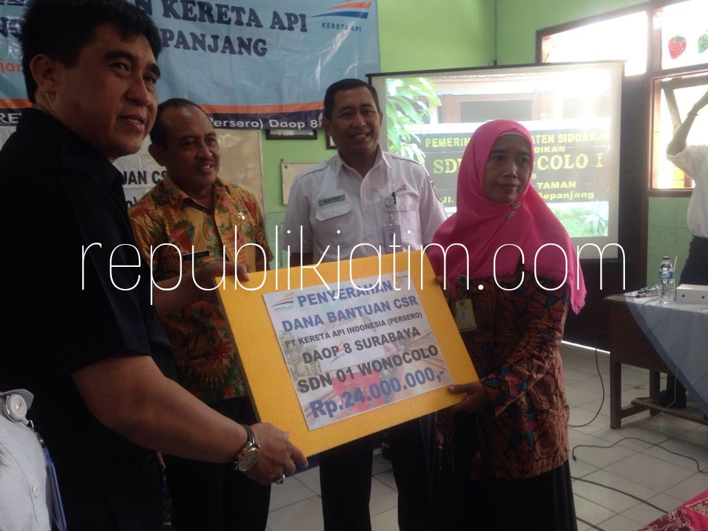 BERI BANTUAN - PT KAI Daop VIII Surabaya memberikan bantuan untuk SDN Wonocolo I, Kecamatan Taman, Sidoarjo usai sosialisasi bahaya bermain di sepanjang jalur KA, Kamis (19/07/2018).