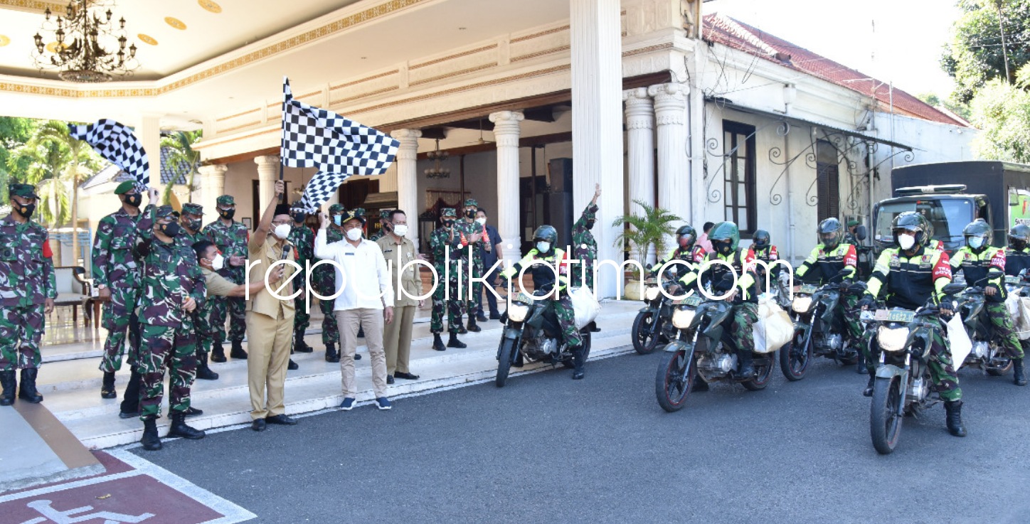 BANTUAN - Bupati Sidoarjo, Ahmad Muhdlor Ali, Wakil Bupati Sidoarjo Subandi dan Dandim 0816 Sidoarjo Letkol Inf Mohamad Iswan Nusi memberangkatkan bantuan sosial untuk warga terdampak Covid-19 selama PPKM Darurat, Senin (19/07/2021). 