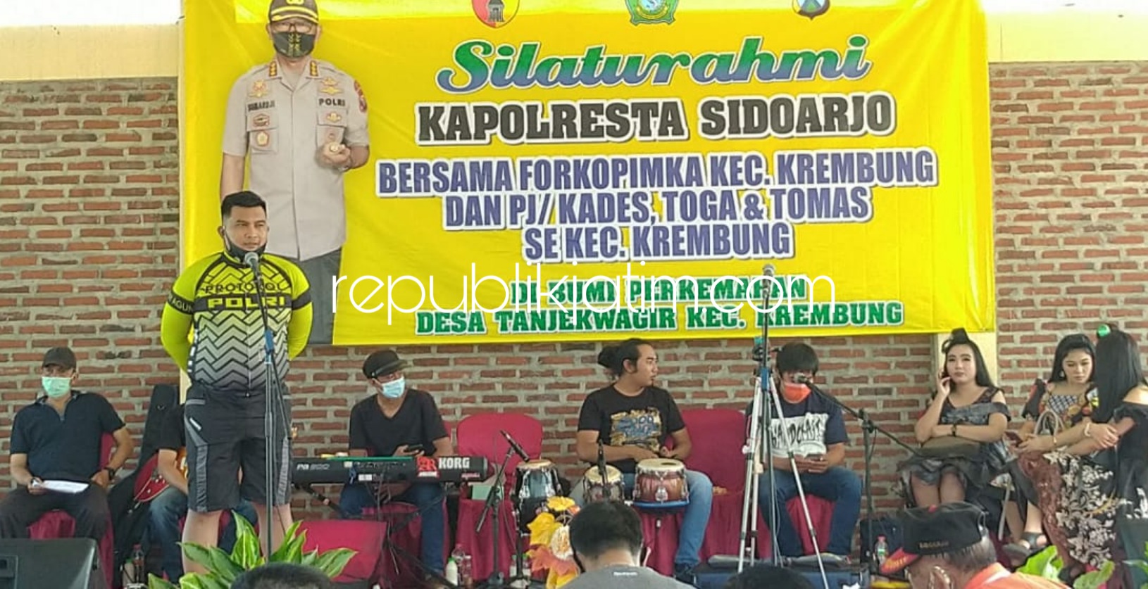PENGARAHAN - Wakapolresta Sidoarjo AKBP Deny Agung Andriana dan Camat Krembung Abdul Muid memberikan pengarahan dalam silaturahmi di Bumi Perkemahan, Desa Tanjekwagir, Kecamatan Krembung, Sidoarjo, Minggu (19/07/2020).