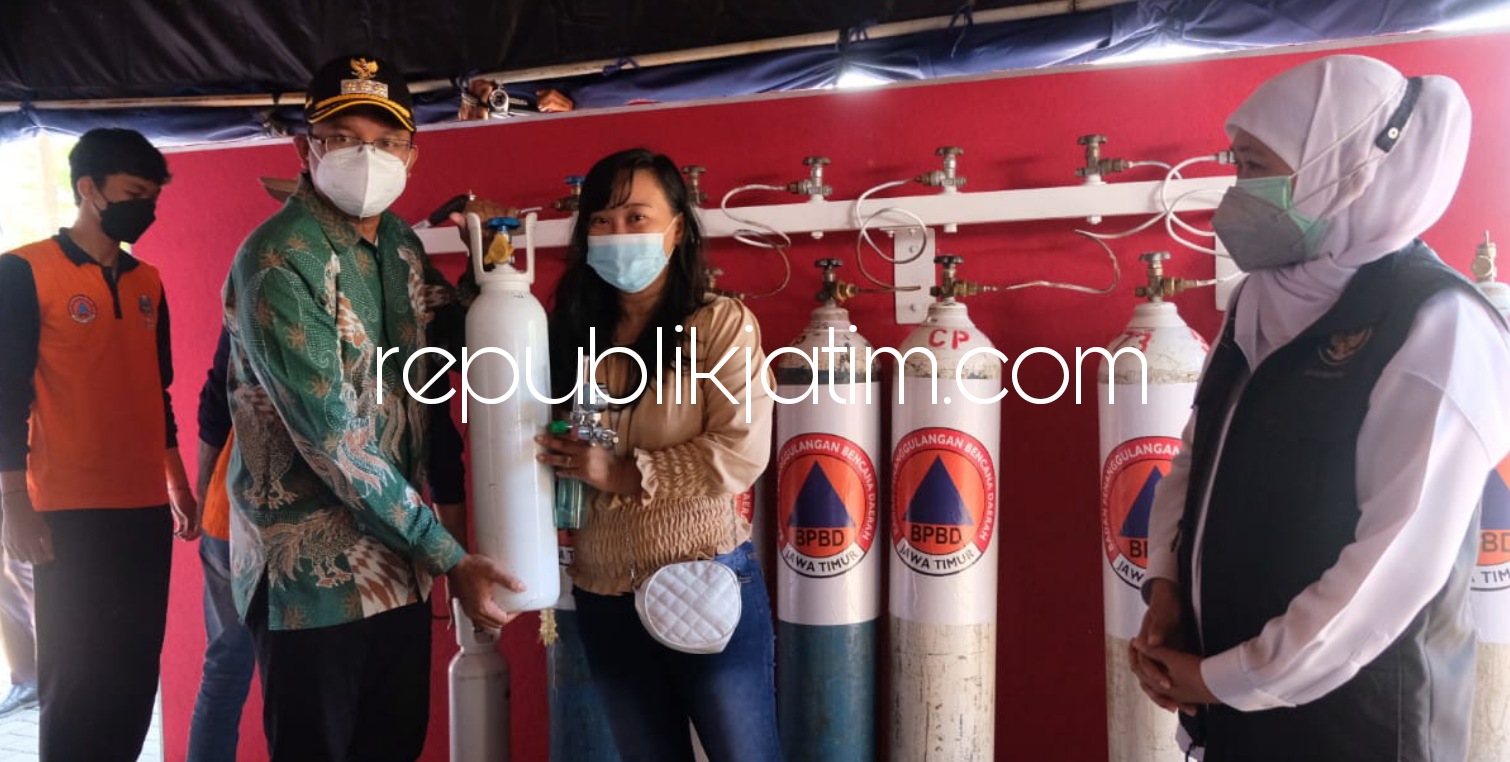 RESMIKAN - Gubernur Jatim, Khofifah Indar Parawansa dan Bupati Sidoarjo, Ahmad Muhdlor Ali meresmikan Depo Pengisian Oksigen di JL Pahlawan samping Kantor UPT PPD Sidoarjo, Senin (19/07/2021). 