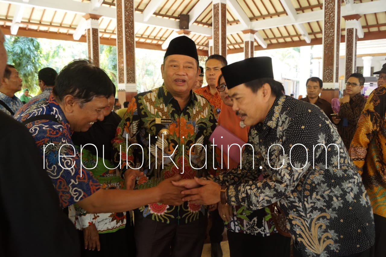 PENSIUN - Para PNS yang memasuki masa purna tugas di lingkungan Pemkab Sidoarjo dilepas Bupati Sidoarjo, Saiful Ilah dan Wabup Nur Ahmad Syaifuddin di Pendopo Delta Wibawa, Kamis (19/07/2018).