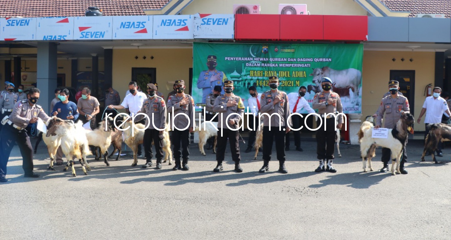 KURBAN - Kapolres Ponorogo AKBP Mochamad Nur Azis memimpin langsung penyerahan hewan kurban ke beberapa lembaga dan ponpes di Ponorogo, Senin (19/07/2021).