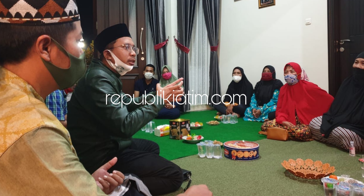 DIALOG - Bacabup Sidoarjo, Ahmad Muhdlor Ali (Gus Muhdlor) berdialog dengan puluhan warga Desa Bringinbendo, Kecamatan Taman, Sidoarjo saat kegiatan Begandring Keliling, Minggu (19/07/2020) malam.
