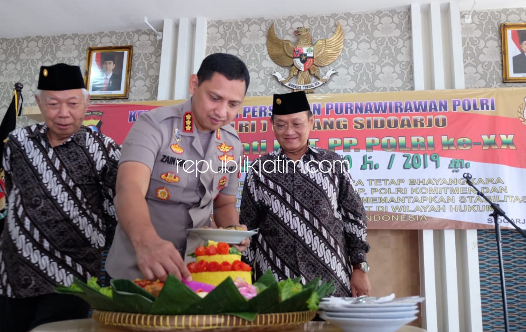 HUT - Kapolresta Sidoarjo, Kombes Pol Zain Dwi Nugroho memotong tumpeng HUT PP Polri ke 20 di Aula Bharadaksa, Polresta Sidoarjo, Sabtu (20/07/2019).