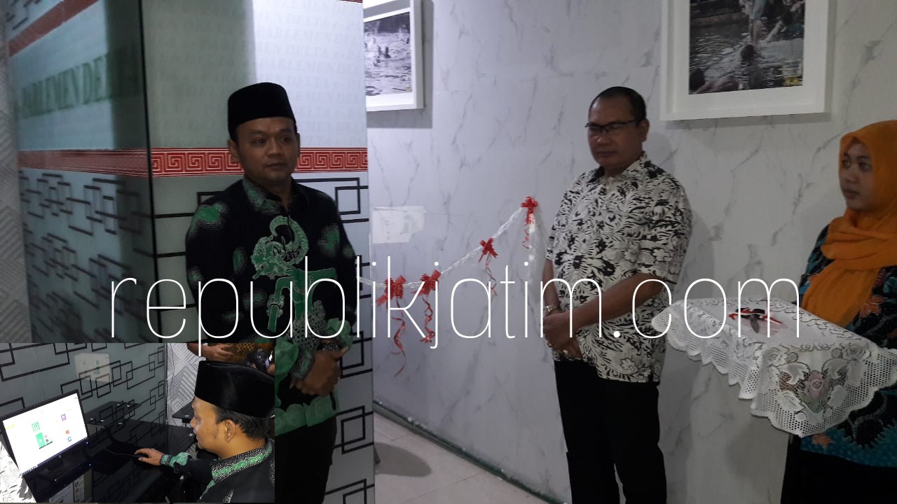LAUNCHING - Ketua DPRD Sidoarjo, Sullamul Hadi Nurmawan didampingi Sekretaris DPRD Sidoarjo, Siswaji Abidin melaunching aplikasi E Parlemen Delta, Jumat (20/07/2018).