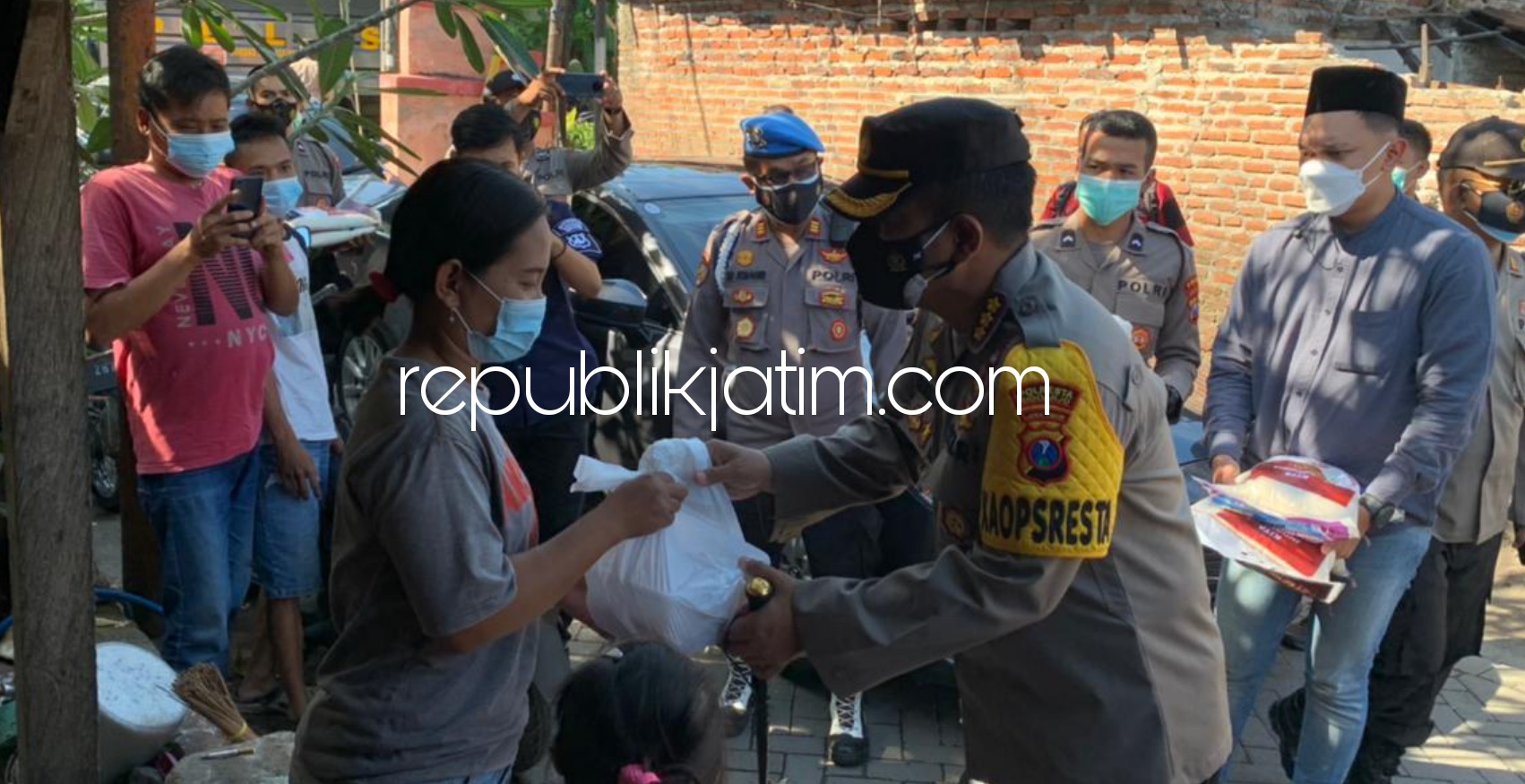 BAGIKAN - Kapolresta Sidoarjo Kombes Pol Kusumo Wahyu Bintoro didampingi Waka Polresta Sidoarjo AKBP Deny Agung Andriana dan pejabat utama Polresta Sidoarjo membagikan daging kurban secara door to door, Selasa (20/07/2021).