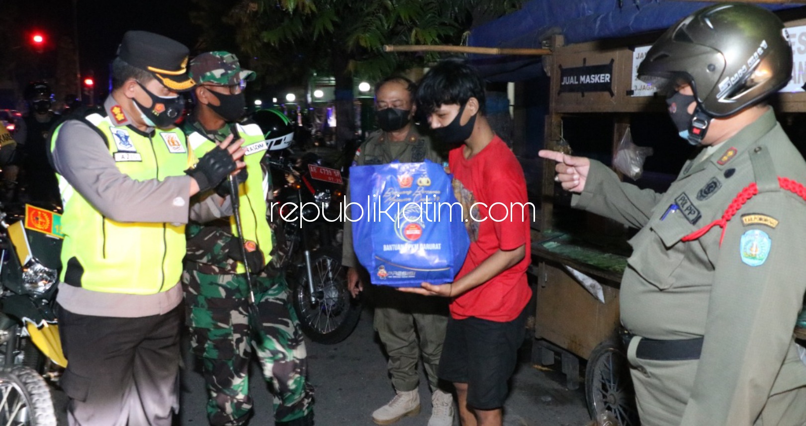 PATROLI - Sambil Patroli Skala Besar Kapolres Ponorogo AKBP Mochamad Nur Azis membagikan sembako kepada para pedagang angkringan sepanjang rute yang dilalui, Senin (19/07/2021) malam.