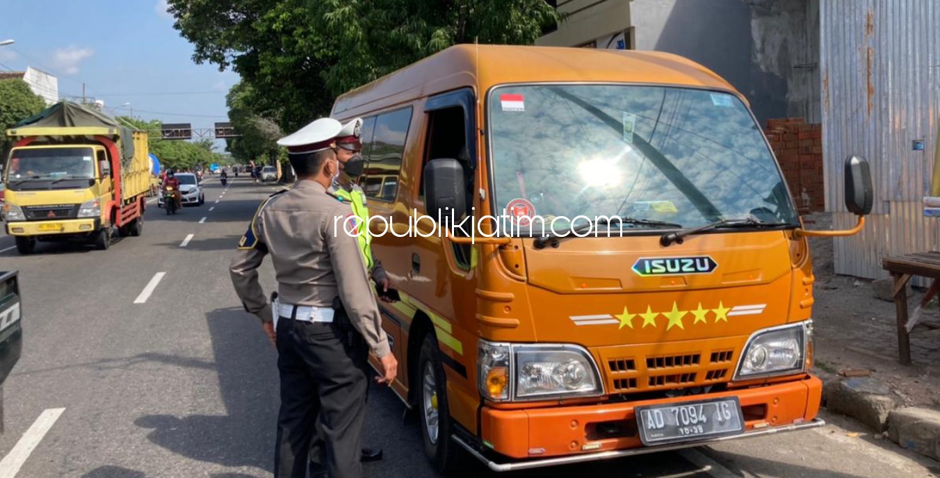TINDAK - Mobil travel masuk Ponorogo tanpa surat lengkap selama PPKM Darurat bakal ditilang dan harus putar balik seperti yang dialami travel gelap di perempatan Tambak Bayan, Ponorogo, Rabu (21/07/2021).