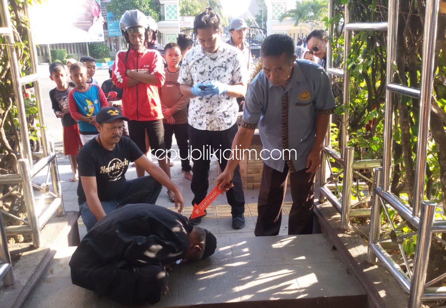 MENDADAK - Pensiunan guru, Purwanto (60) warga JL Kamboja, Kelurahan Purbosuman, Kecamatan/Kabupaten Ponorogo meninggal mendadak saat olahraga di seputar Alun-Alun Ponorogo, Minggu (21/07/2019).