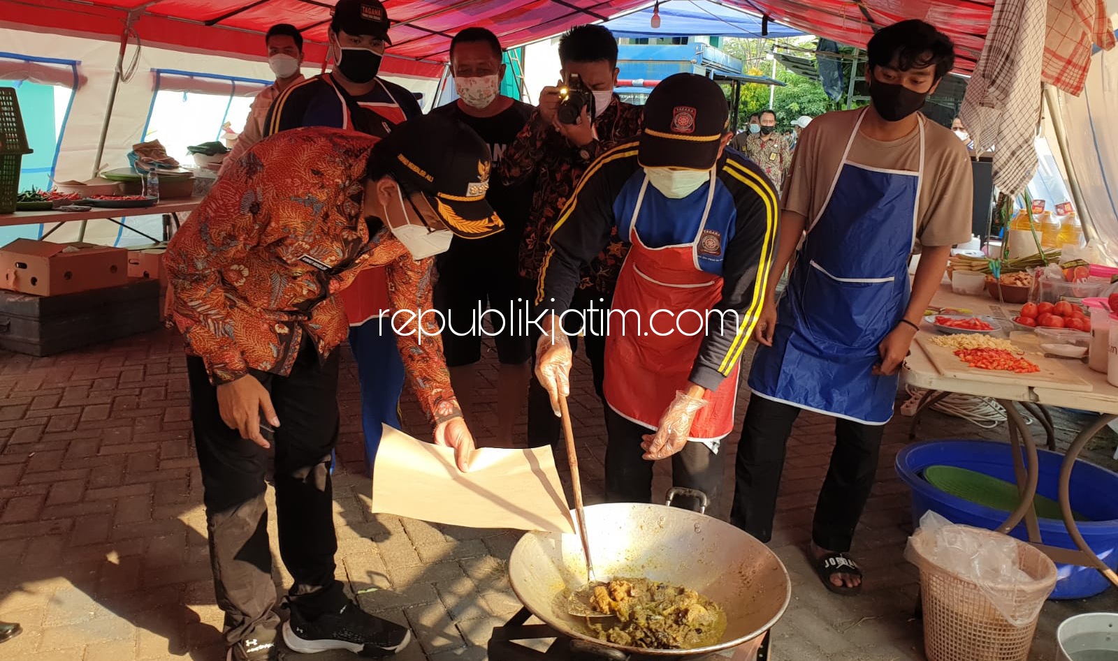 DAPUR - Bupati Sidoarjo, Ahmad Muhdlor Ali (Gus Muhdlor) mengecek dapur umum dan shelter di MPP untuk memastikan Isoman terpenuhi kebutuhan dan pelayanannya, Rabu (21/07/2021).