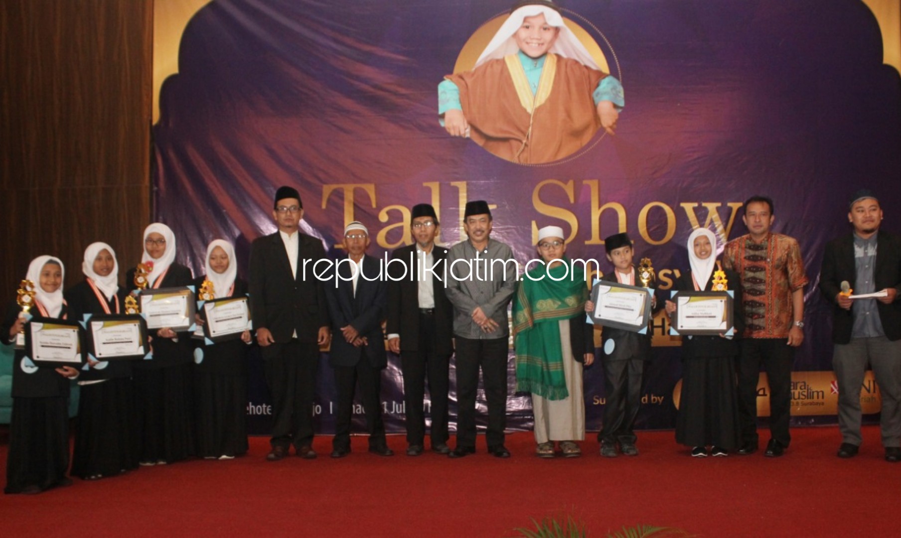 PENGHARGAAN - Wabup Sidoarjo, Nur Ahmad Syaifuddin memberikan penghargaan kepada para siswa dan siswi SDIT Nurul Fikri Sidoarjo penghafal Al Quran di Ballroom Favehotel, Sidoarjo, Minggu (21/07/2019).