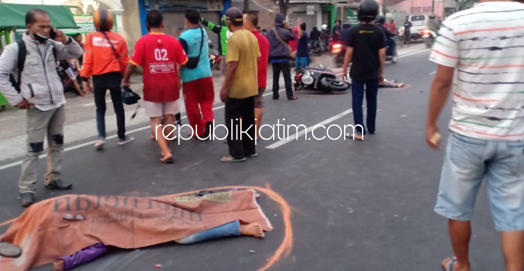 EVAKUASI - Sejumlah petugas Unit Laka , Satuan Lantas, Polresta Sidoarjo mengevakuasi dua jenazah korban kecelakaan di JL Raya Trosobo, Kecamatan Taman, Sidoarjo, Rabu (21/07/2021) petang.