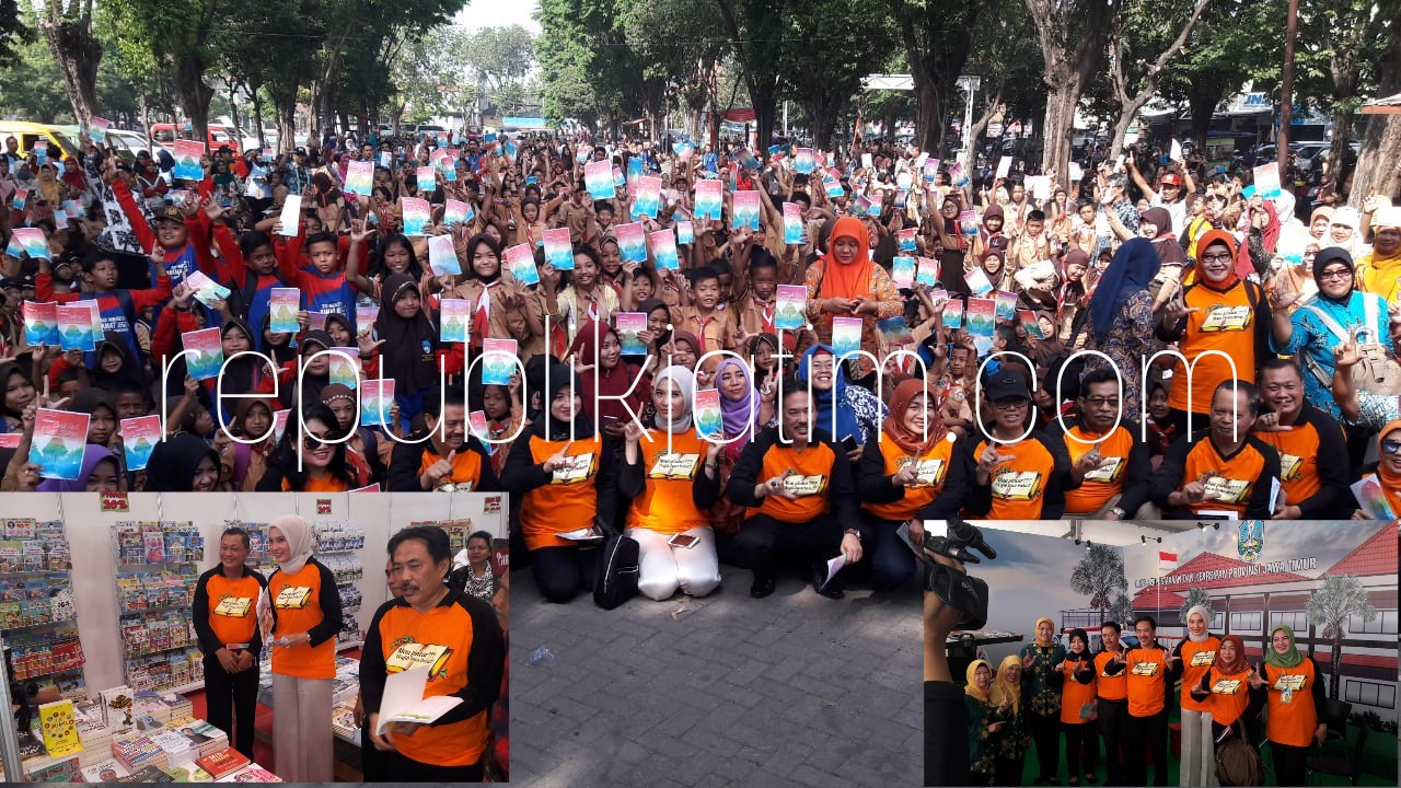 PAMERAN BUKU - Wabup Sidoarjo, Nur Ahmad Syaifuddin berfoto bersama pelajar didamping Kepala Perpustakaan, Endang S dan anggota Komisi X DPR RI, Arzeti Bilbina saat pembukaan Pemeran Buku Nasional di Lapangan Tenis Indoor GOR Sidoarjo, Sabtu (21/07/2018).