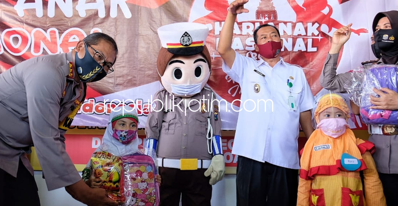 PENCEGAHAN - Kapolresta Sidoarjo Kombes Pol Sumardji bersama anggota memberikan edukasi terkait protokol kesehatan kepada guru, orang tua dan 60 siswa-siswi TK di Desa Pepelegi, Kecamatan Waru, Sidoarjo, Rabu (22/07/2020).