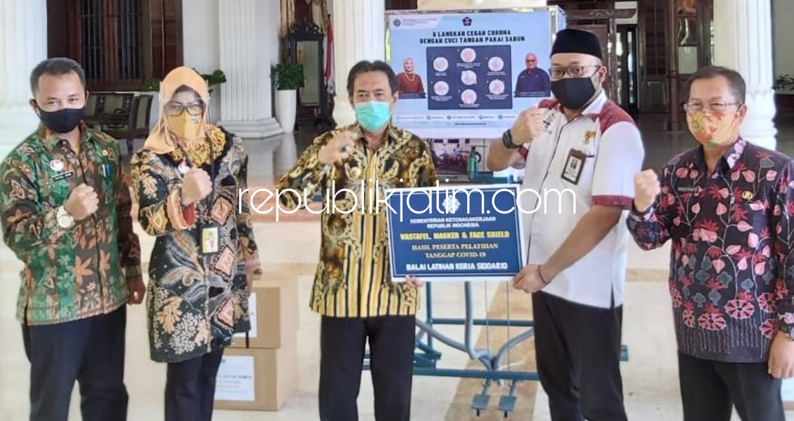 PENYERAHAN - Kepala BLK Sidoarjo Imam Agung menyerahkan bantuan kepada Plt Bupati Sidoarjo, Nur Ahmad Syaifuddin yang juga Ketua Gugus Tugas Percepatan Penanganan Covid-19 Sidoarjo di pendopo Delta Wibawa, Selasa (21/07/2020).