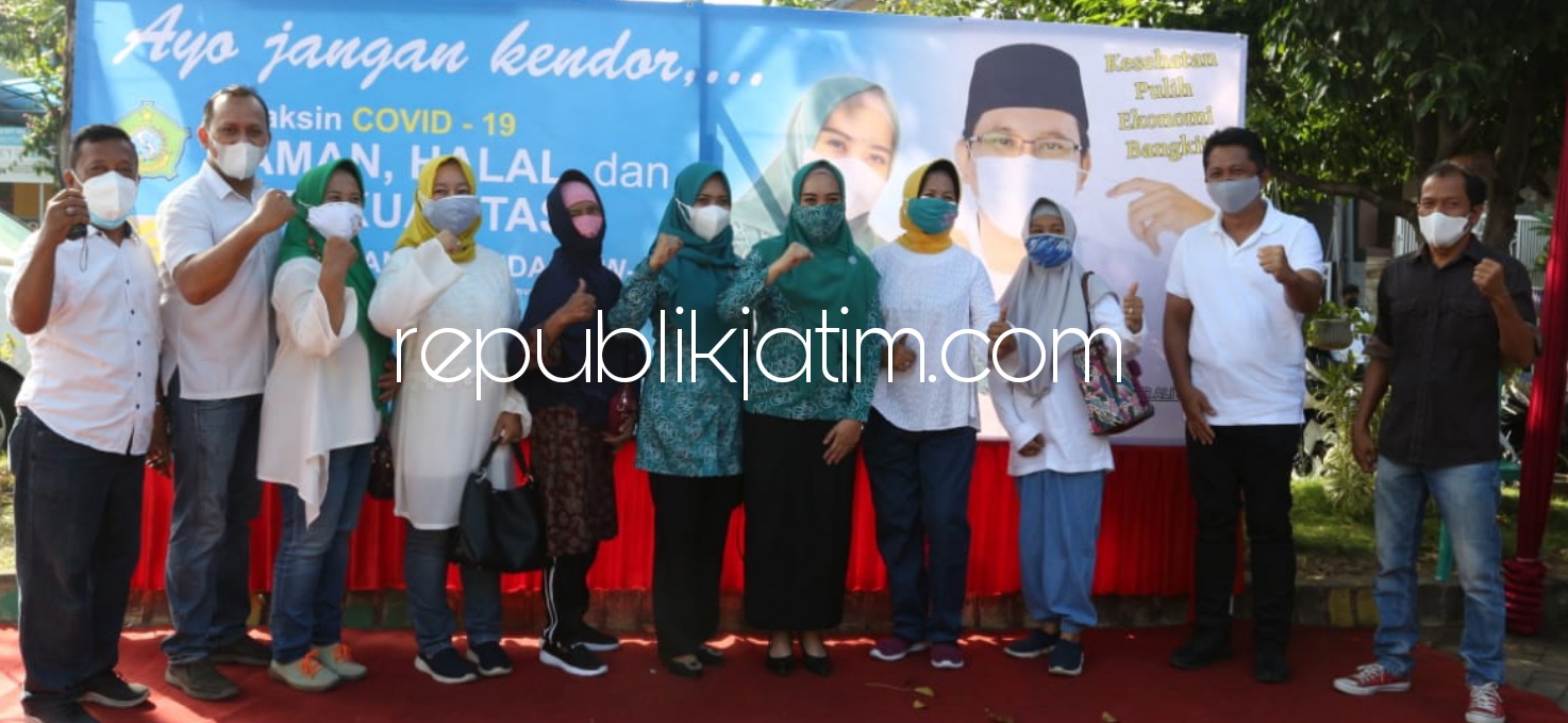 VAKSIN - Istri Bupati Sidoarjo, Ny Sa'adah Ahmad Muhdlor Ali mengecek vaksinasi 500 warga Kelurahan Sekardangan, Kecamatan Sidoarjo, Kamis (22/07/2021).