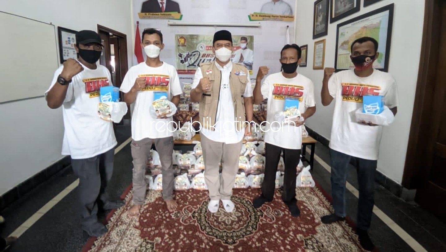 BAGIKAN - Anggota Dewan Pakar DPP Partai Gerindra, Bambang Haryo Soekartono (BHS) membagikan puluhan ribu paket daging kurban untuk warga terdampak Covid-19 di Sidoarjo dan Surabaya yang dibagi secara simbolis di MC BHS di Sidoarjo, Kamis, (22/07/2021).