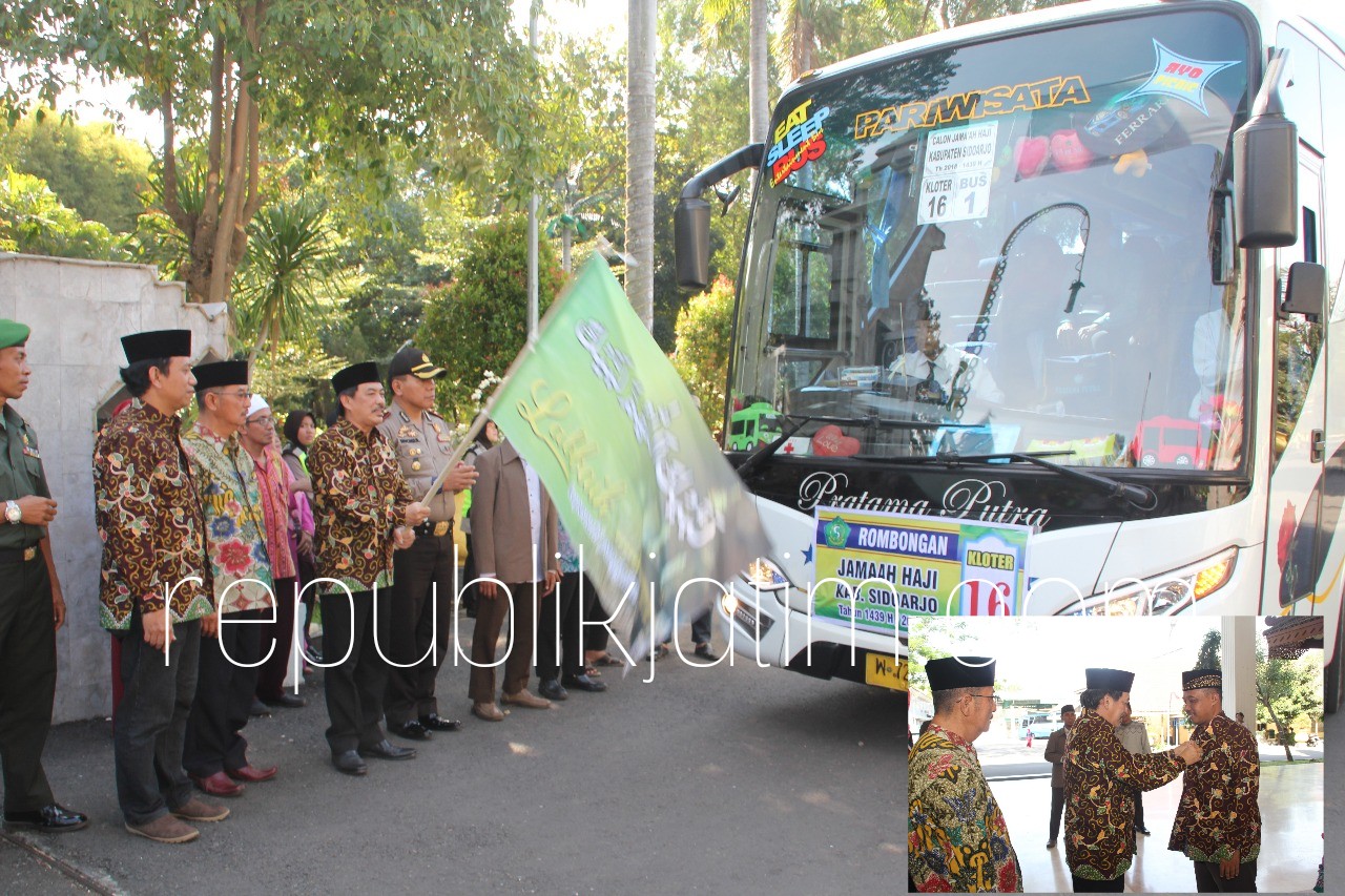DIBERANGKATKAN - Wakil Bupati Sidoarjo, Nur Ahmad Syaifuddin memberangkatkan 98 CJH Kloter 16 Sidoarjo dari Pendopo Delta Wibawa Sidoarjo, Sabtu (21/07/2018).