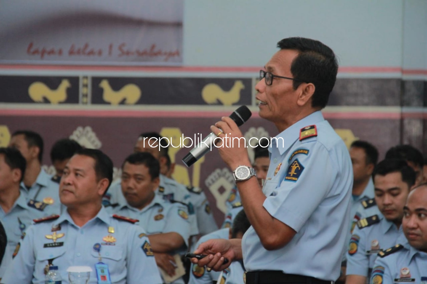 PRESENTASI - Tim Pokja Lapas Surabaya dan Lapas Sidoarjo mempresentasikan progres pembangunan Zona Integritas (ZI) kepada Staf Ahli Menkumham, Bidang Politik dan Keamanan, Y Ambeg Paramarta di Lapas Porong, Senin (22/07/2019).