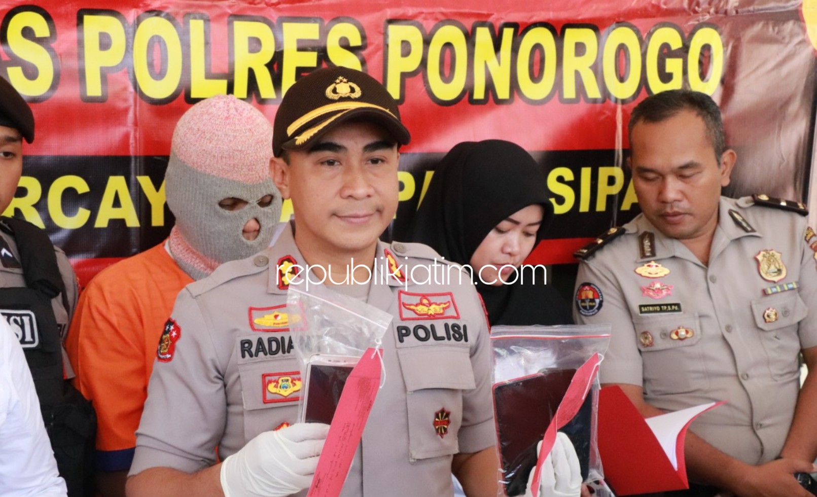 DIRINGKUS - Kapolres Ponorogo, AKBP Radiant menunjukkan tersangka, CAP (21) dan barang kasus penyebaran video mesum di Medsos, Senin (22/07/2019).