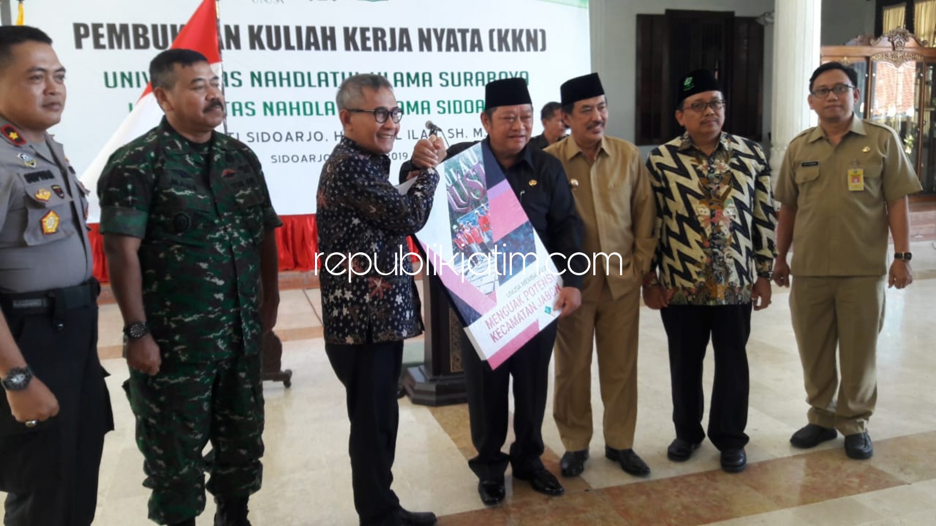PELUNCURAN BUKU - Rektor Unusa, Prof. Dr. Ir. Achmad Jazidie, M.Eng memberikan buku kepada Bupati Sidoarjo, Saiful Ilah di tengah acara Pembukaan KKN Unusa dan Unusida di Pendopo Delta Wibawa, Sidoarjo, Senin (22/07/2019).