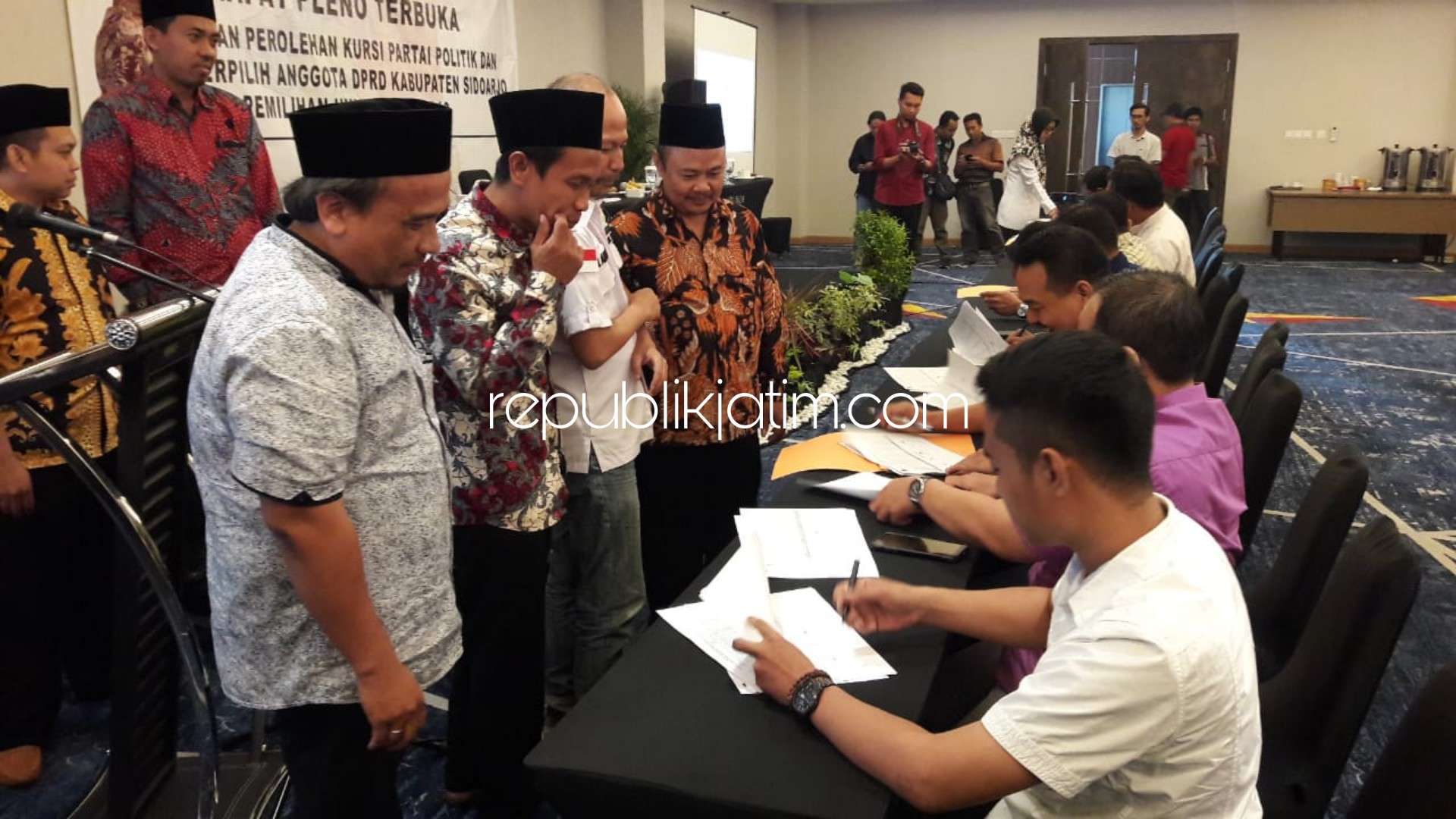 TANDA TANGAN - Seluruh saksi partai menandatangani Penetapan Perolehan Kursi Partai Politik dan Calon Terpilih Anggota DPRD Sidoarjo dalam Rapat Pleno Terbuka di Hotel Luminor Sidoarjo, Senin (22/07/2019).