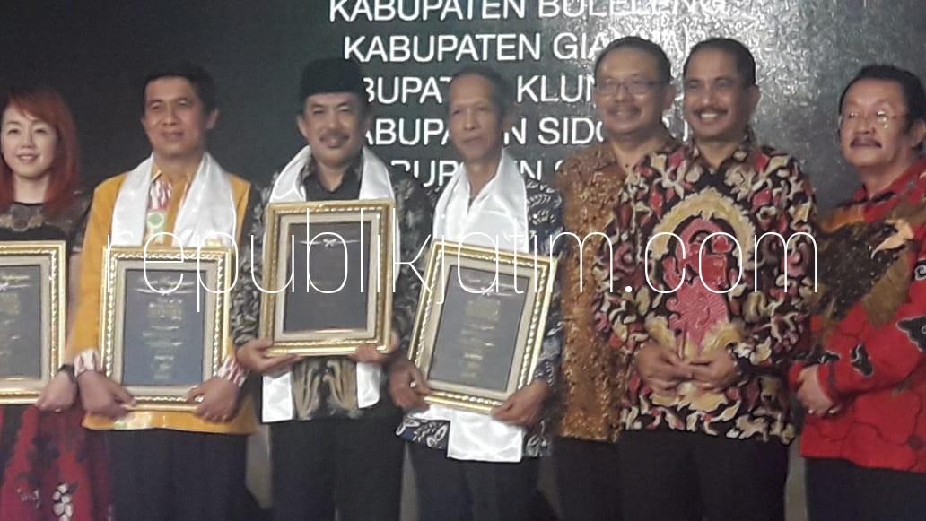 WONDERFUL - Wabup Sidoarjo, Nur Ahmad Syaifuddin menerima penghargaan Wonderful Indonesia Tourism 2018, di Jakarta, Jumat (20/07/2018) malam.