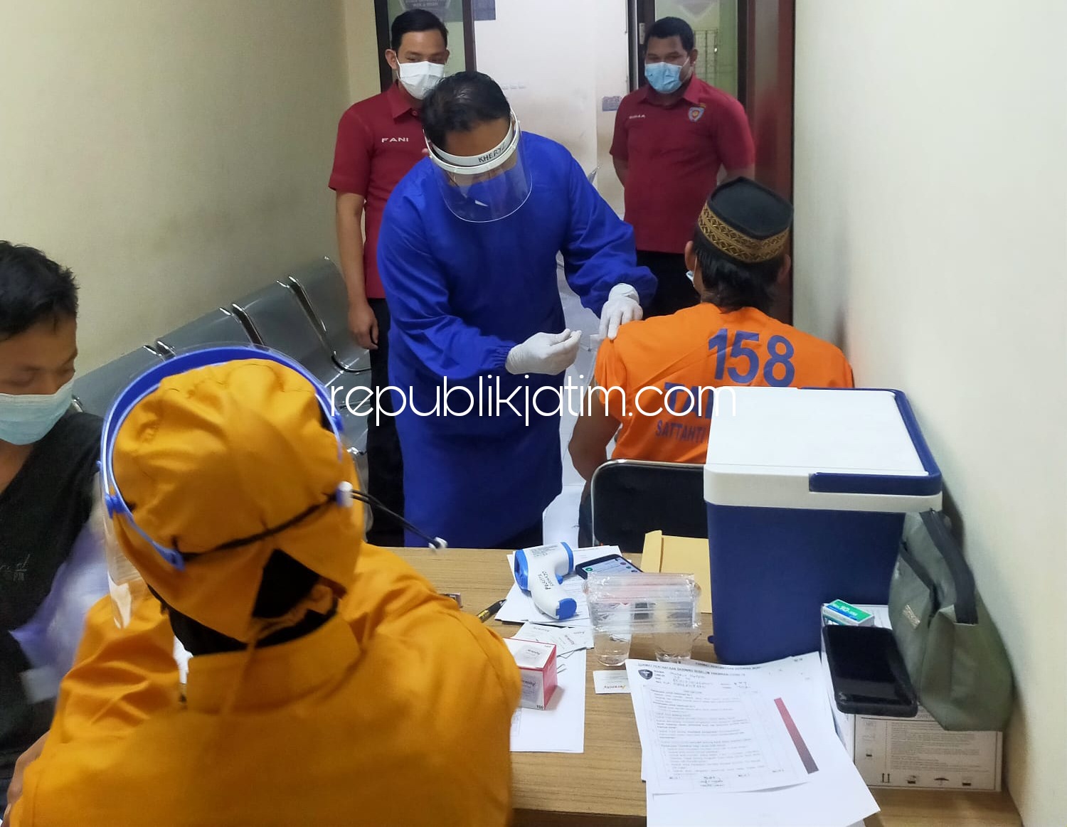 VAKSIN - Sebanyak 40 tahanan Polresta Sidoarjo diberi suntikan vaksinasi Covid-19 sebagai upaya percepatan terbentuknya herd immunity (kekebalan kelompok), Kamis (22/07/2021). 