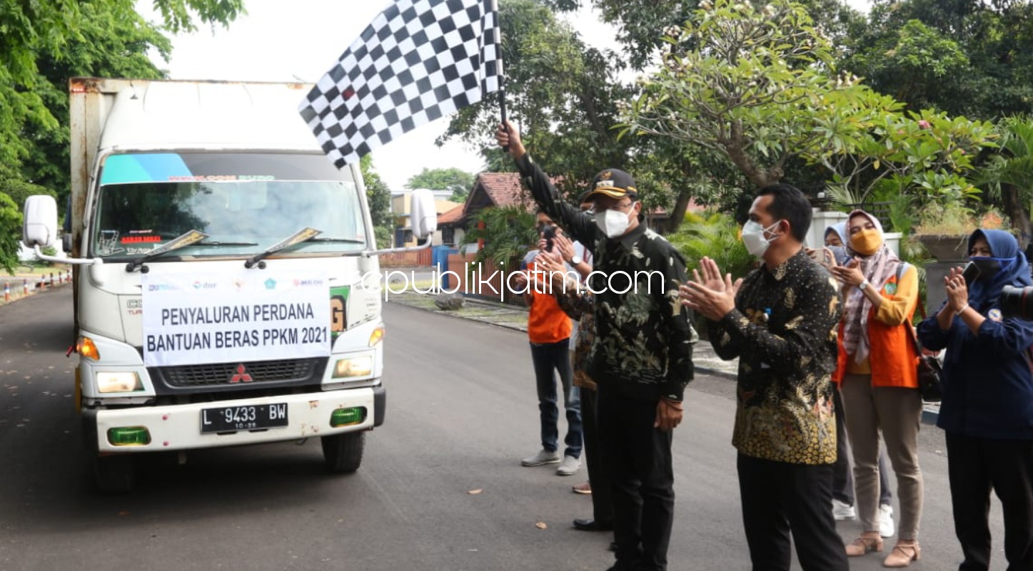 BERANGKATKAN - Bupati Sidoarjo, Ahmad Muhdlor Ali memberangkatkan bantuan beras dari Mensos RI di kantor Bulog Sub Divre Buduran, Sidoarjo, Kamis (22/07/2021).