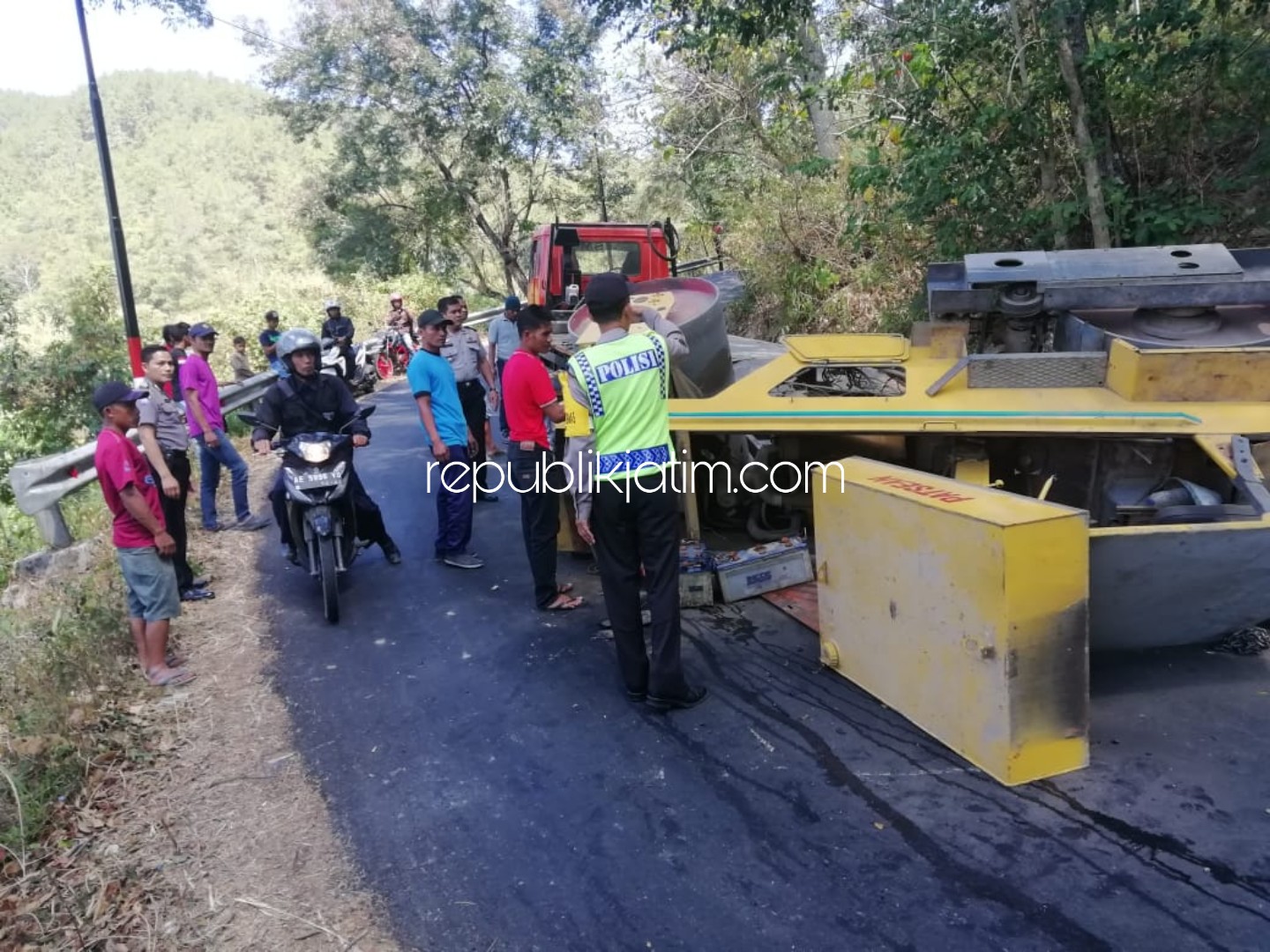 TUTUP JALAN - Gilis terguling dan menutup jalur Bungkal - Ngrayun memicu jalur tidak bisa dilalui kendaraan roda enam, Senin (22/07/2019).