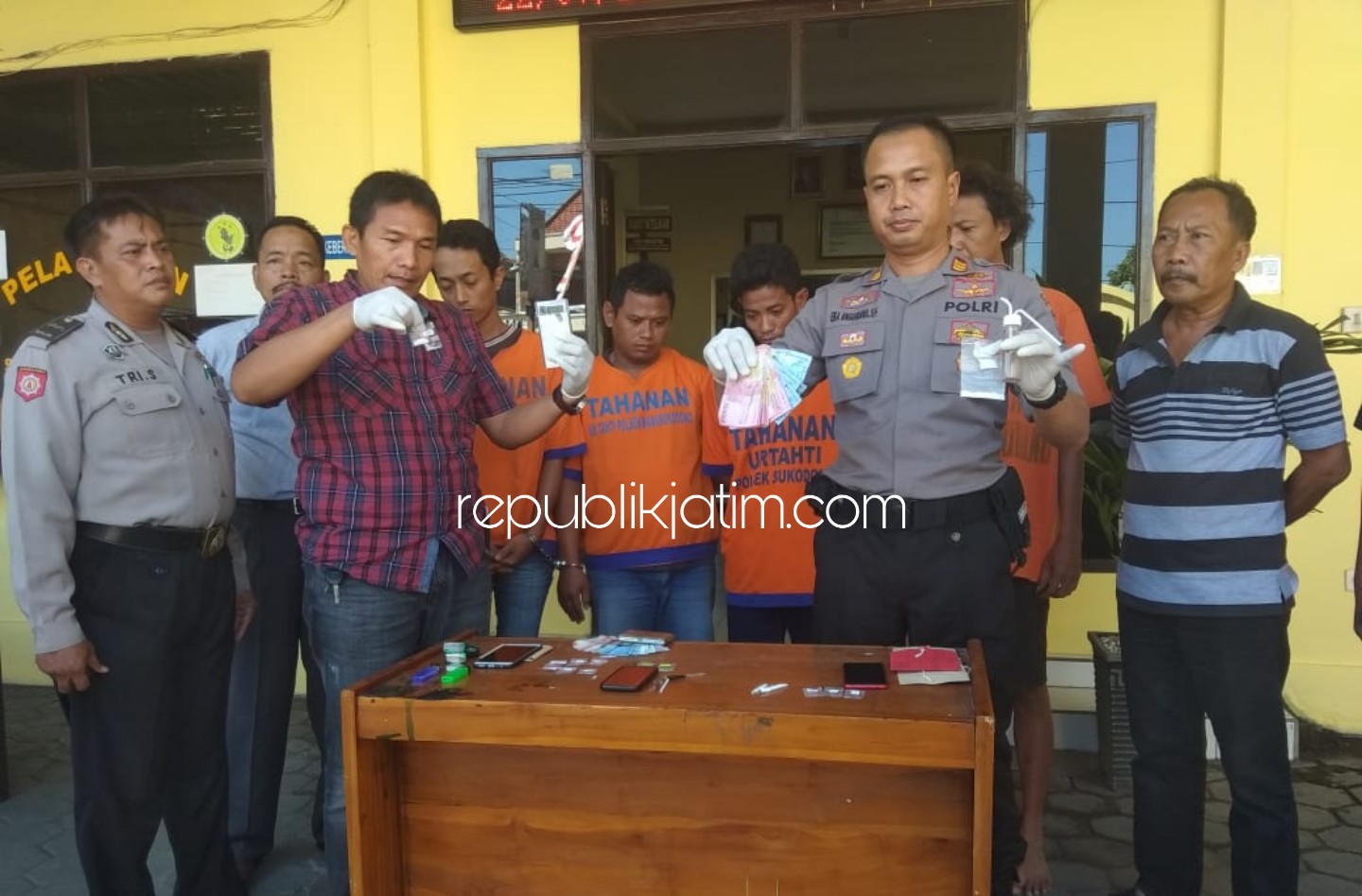 PENGEDAR - Kapolsek Sukodono, AKP Eka Anggriana menunjukkan 4 tersangka pengedar sabu-sabu jaringan Krian beserta barang buktinya sabu-sabu seberat 7,06 gram, Senin (22/07/2019).