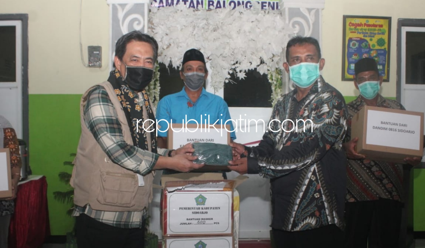BANTUAN - Plt Bupati Sidoarjo, Nur Ahmad Syaifuddin menyerahkan bantuan masker di Pendopo Delta Wibawa, Selasa (21/07/2020).