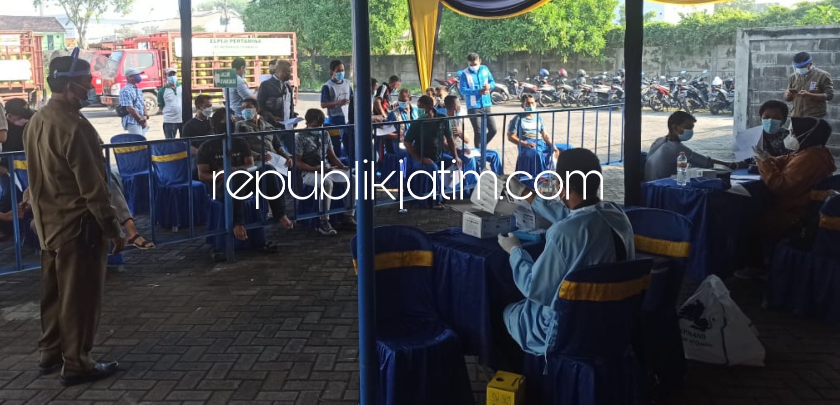 VAKSIN - Polresta Sidoarjo memberi pelayanan vaksinasi untuk warga Wonoayu dan Gedangan, Sidoarjo, Jumat (23/07/2021). 