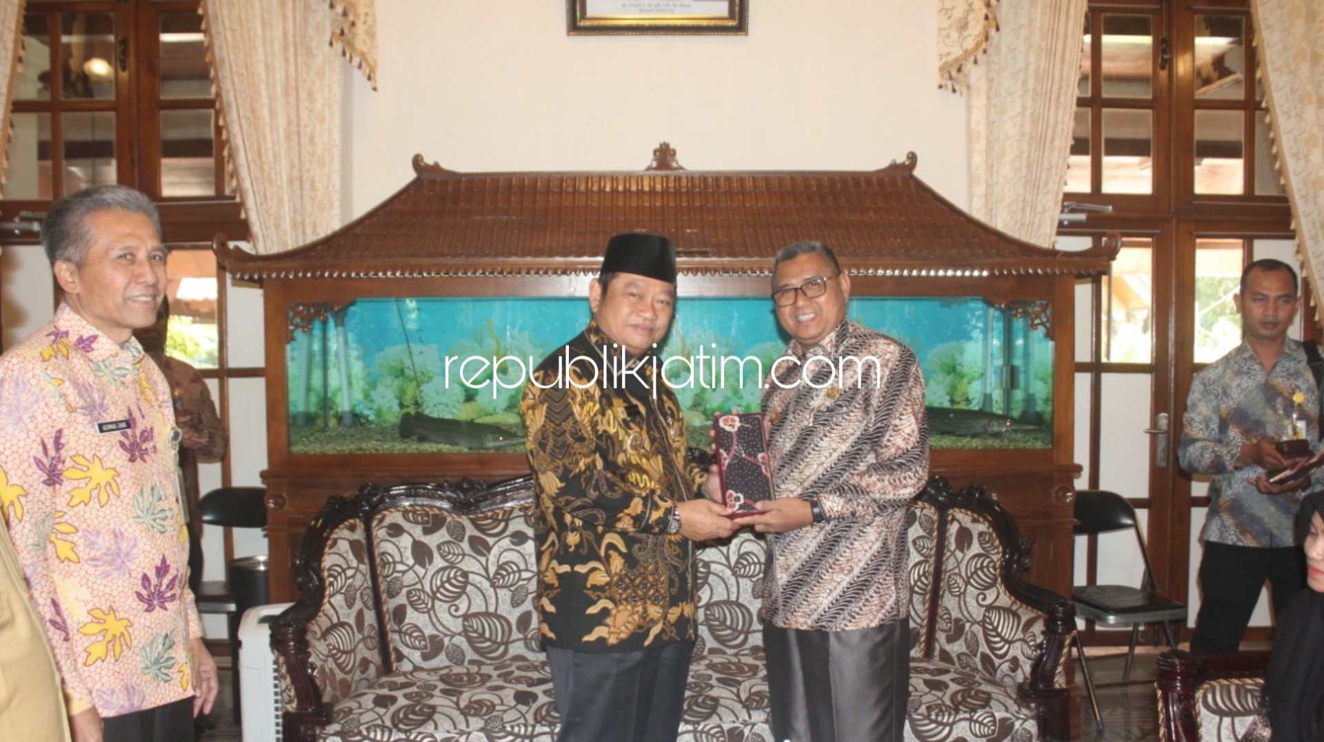 KUNJUNGAN - Bupati Sidoarjo, Saiful Ilah menerima kunjungan Bupati Simeulue Provinsi Aceh, Erli Hasim yang belajar pelayanan publik ke Pemkab Sidoarjo di Pendopo Delta Wibawa, Selasa, (23/07/2019).