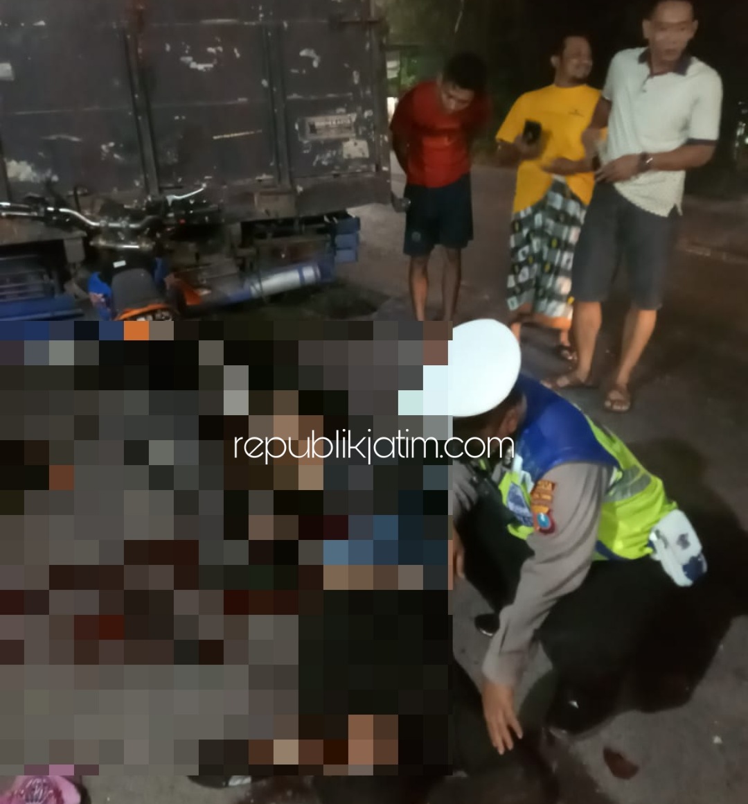 EVAKUASI - Petugas Lantas Polsek Porong, Aiptu Murtafiq mengevakuasi korban di lokasi kejadian sekaligus menggelar olah TKP, Kamis (23/07/2020) dini hari.