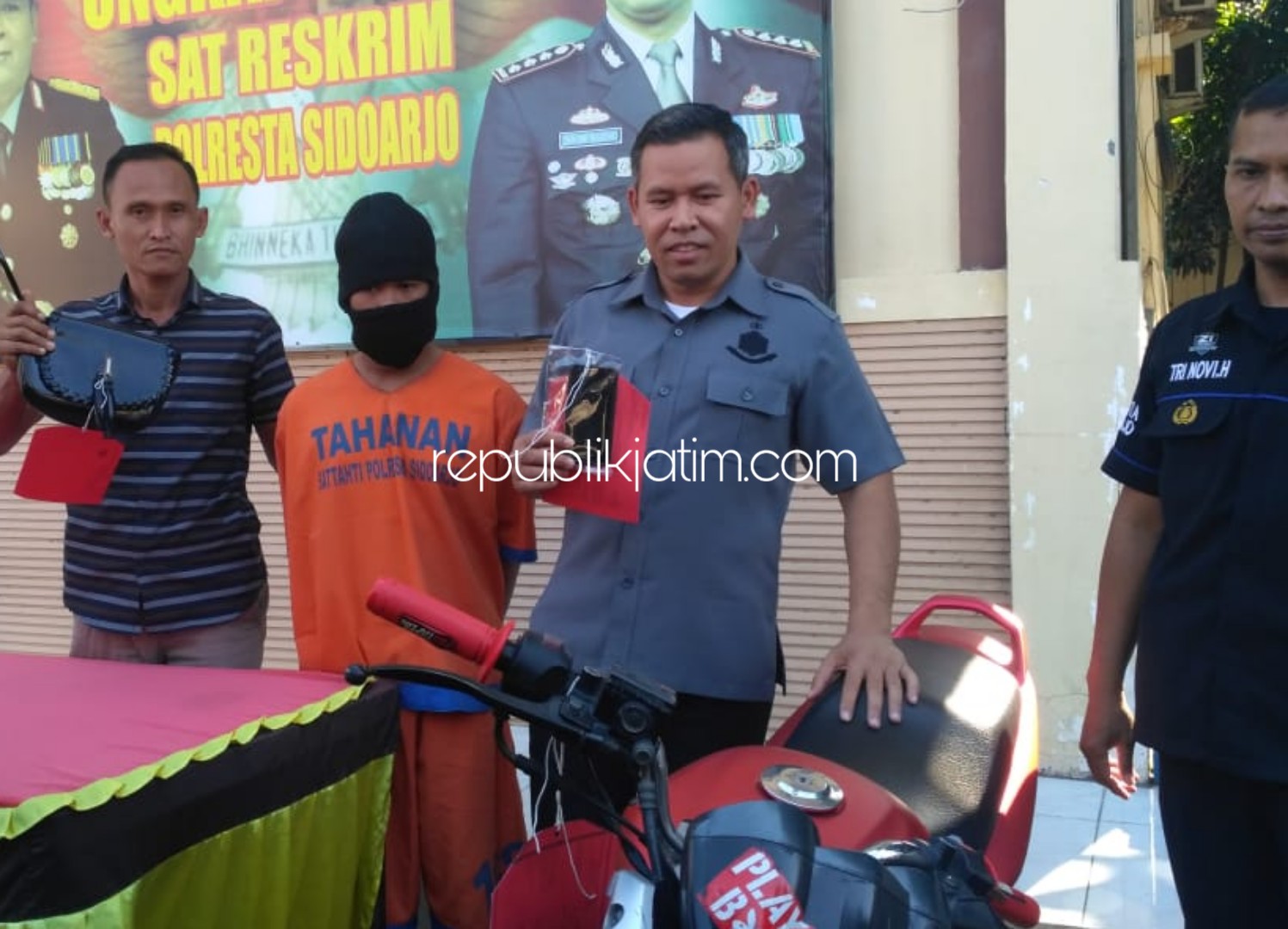 JAMBRET - Kasat Reskrim, Polresta Sidoarjo, Kompol Ali Purnomo menunjukkan tersangka spesialis jambret dengan korban perempuan yang terakhir beraksi di Bungurasih, Kecamatan Waru beserta barang buktinya, Selasa (23/07/2019).