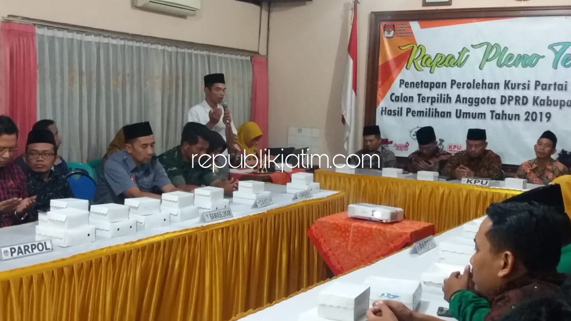 PENETAPAN - KPU Ponorogo menggelar rapat pleno penetapan anggota DPRD Ponorogo periode 2019 - 2024 di KPU, Senin (22/07/2019) malam.