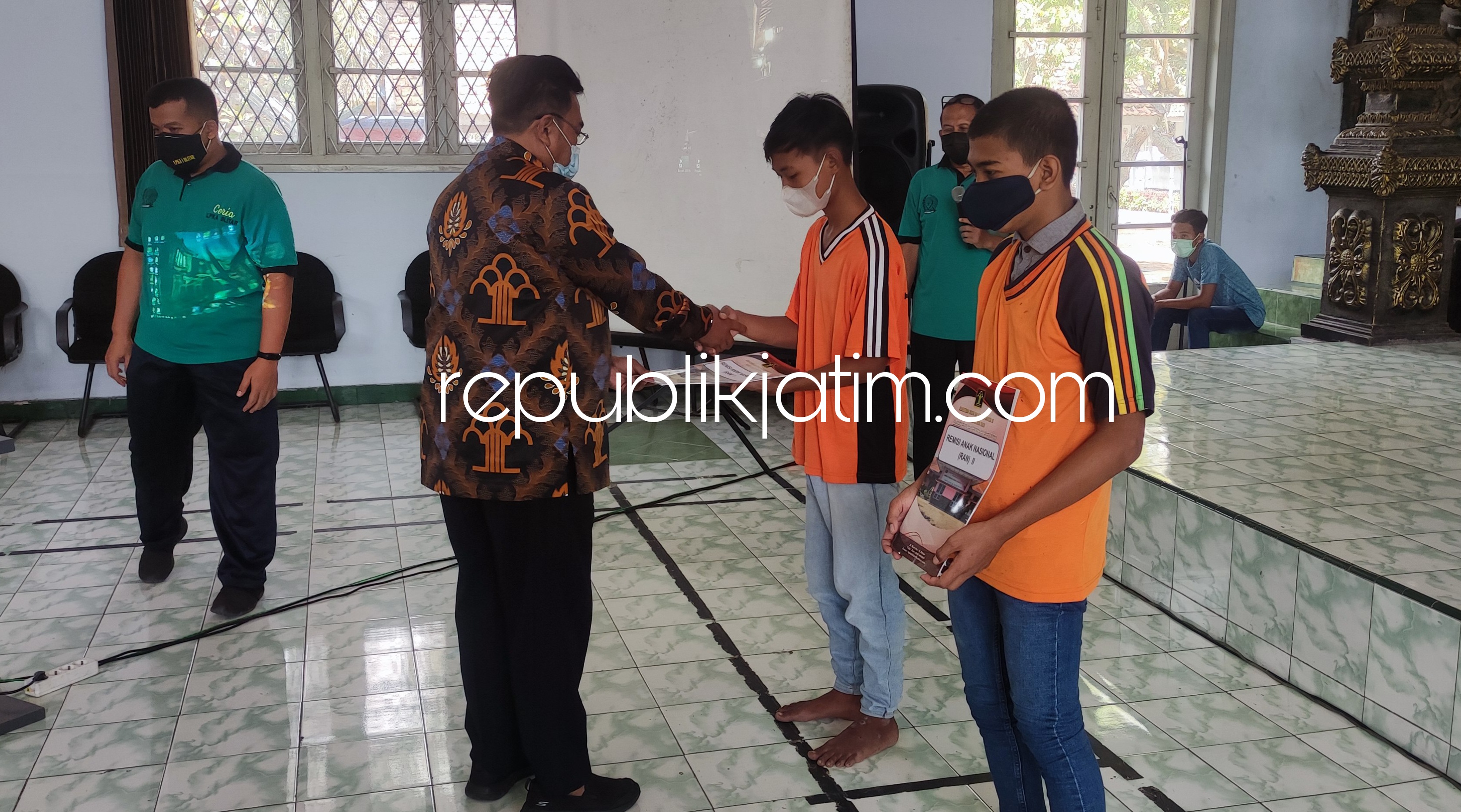 BEBAS - Peringatan Hari Anak Nasional (HAN) 2021 membawa berkah tersendiri bagi 67 Anak Didik Pemasyarakatan (ADP) di Jatim karena mereka dapat remisi sebulan hingga tiga bulan tiga diantaranya langsung bebas, Jumat (23/07/2021).