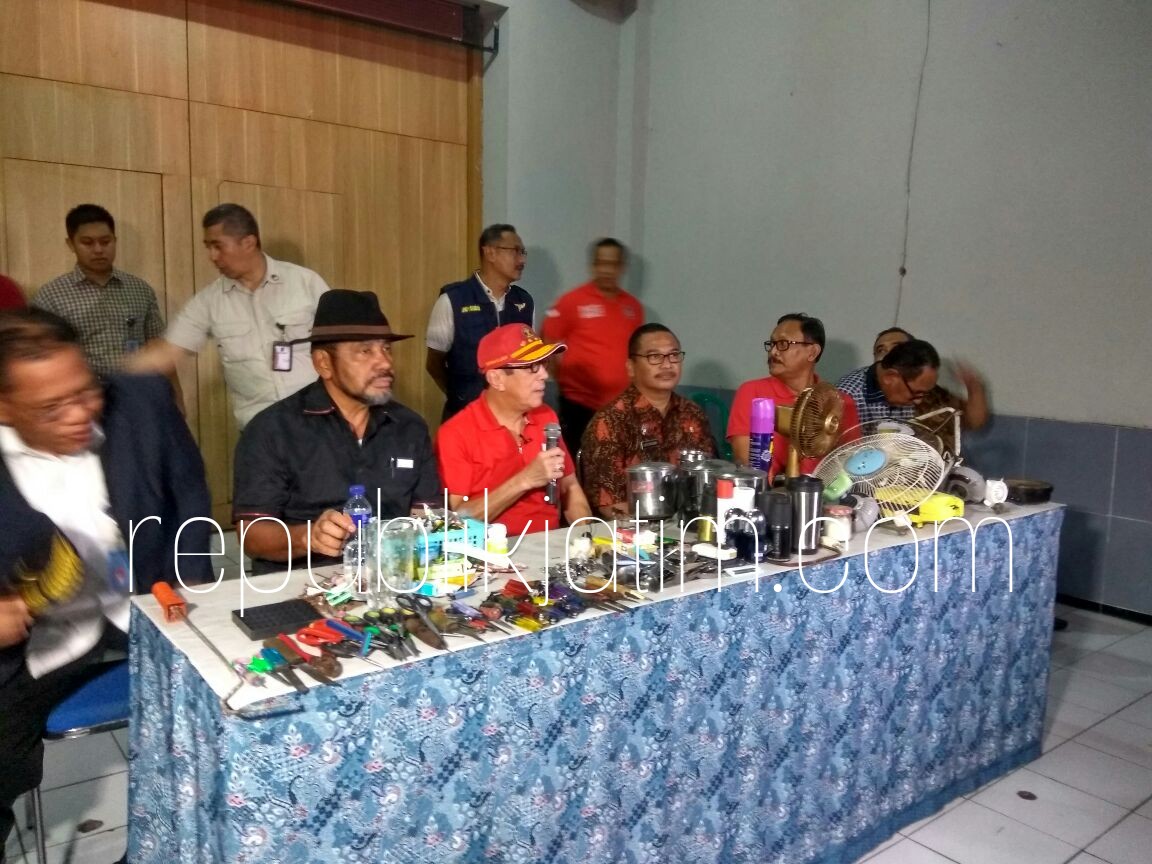 HASIL SIDAK - Menteri Hukum dan HAM (Menkumham) RI, Yasonna H Laoly menunjukkan sejumlah barang yang disita hasil sidak Lapas Porong, Minggu (22/07/2018) malam.