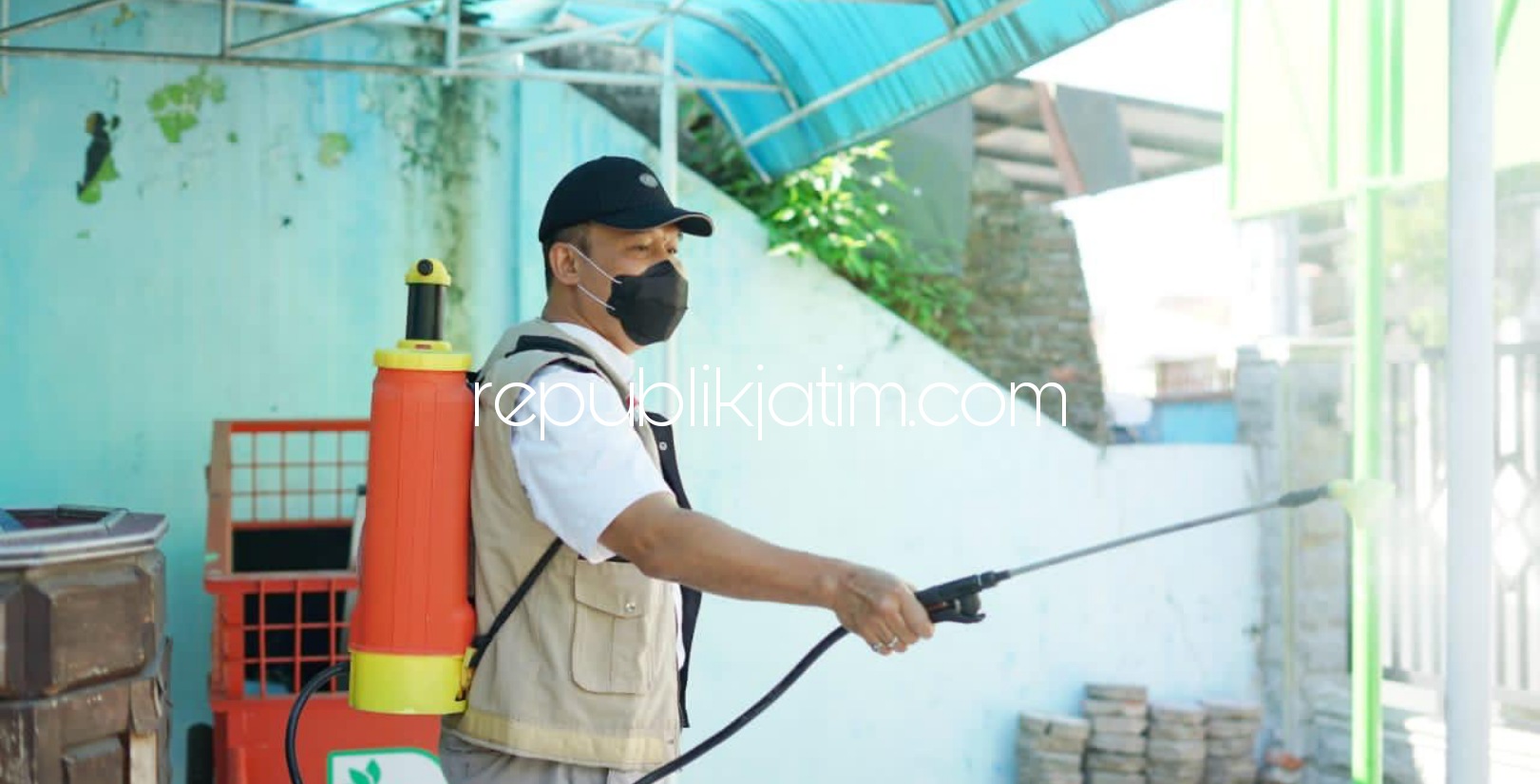 PENYEMPROTAN - Dewan Pakar DPP Partai Gerindra, Bambang Haryo Soekartono (BHS) bersama timnya melaksanakan penyemprotan disinfektan di Kelurahan Magersari, Kecamatan/Kabupaten Sidoarjo lantaran ada 200 warga positif Covid-19, Sabtu (24/07/2021).