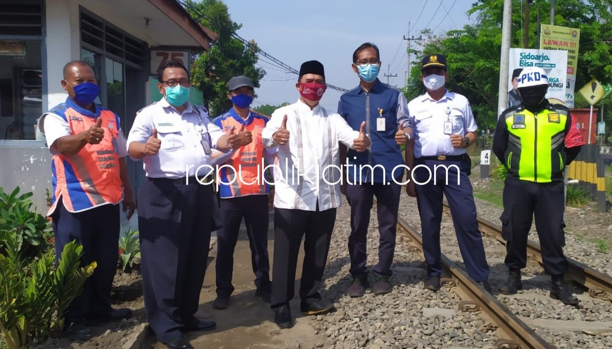PERLINTASAN - Bacabup Sidoarjo, Bambang Haryo Soekartono (BHS) berdialog dengan perwakilan PT KAI Daop 8 Surabaya mengenai rencana pembangunan fly over di Perlintasan KA Desa Kalitengah, Kecamatan Tanggulangin, Jumat (24/07/2020).