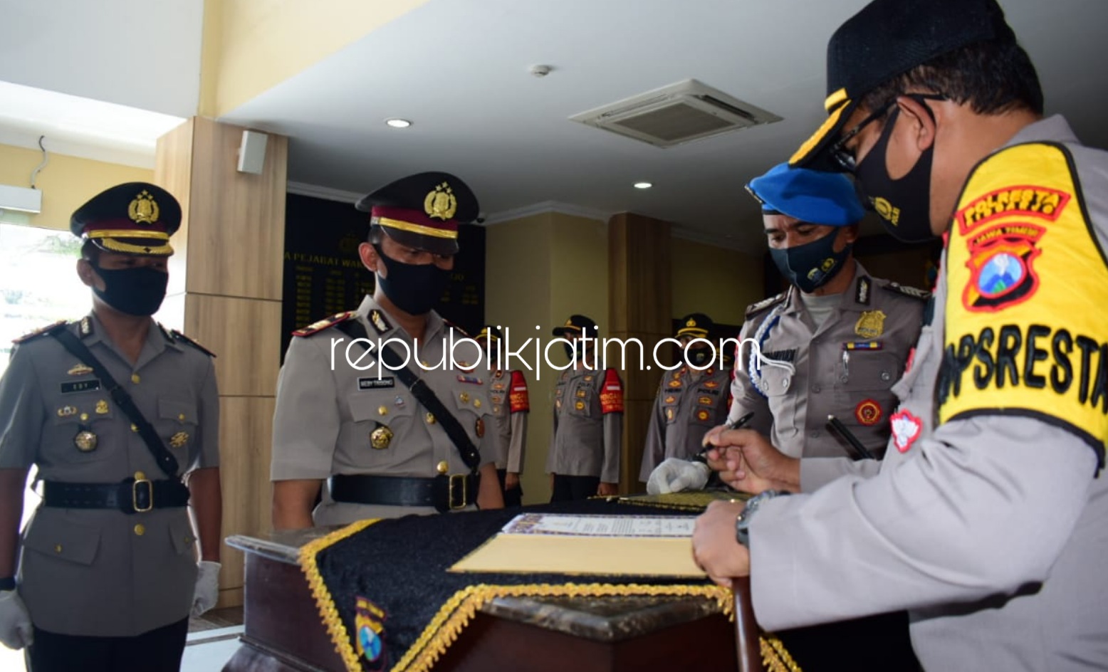 SERTIJAB - Kapolresta Sidoarjo, Kombes Pol Sumardji memimpin serah terima jabatan (Sertijab) Kasat Intelkam Polresta Sidoarjo dari Kompol Edi Hartono kepada AKP Meby Trisono di Polresta Sidoarjo, Jumat (24/07/2020).