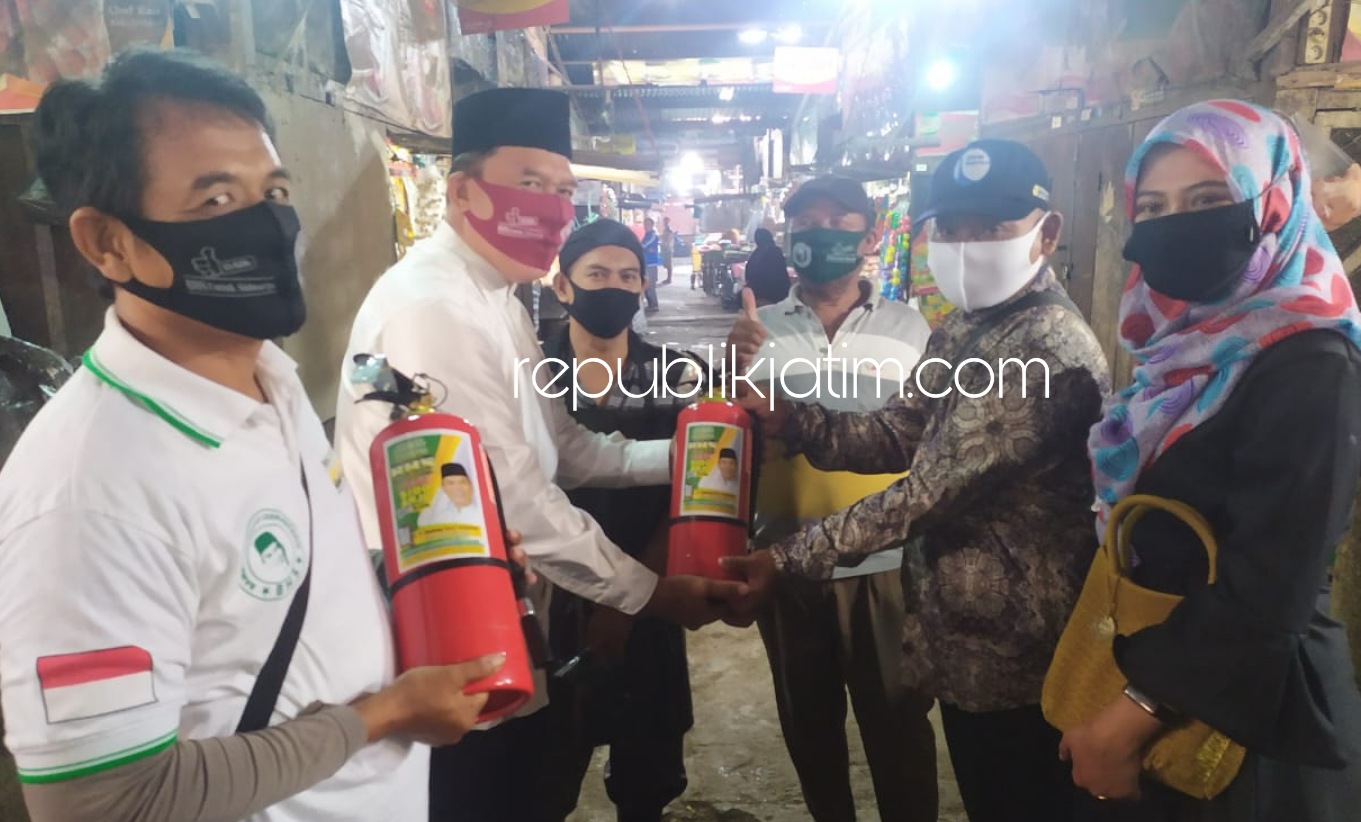 BANTUAN - Bacabup Sidoarjo, Bambang Haryo Soekartono (BHS) menyerahkan bantuan Alat Pemadam Kebakaran (Apar) kepada Kepala Pengelola Pasar Ngaban, Kecamatan Tanggulangin, Sidoarjo, Iskandar, Jumat (24/07/2020).