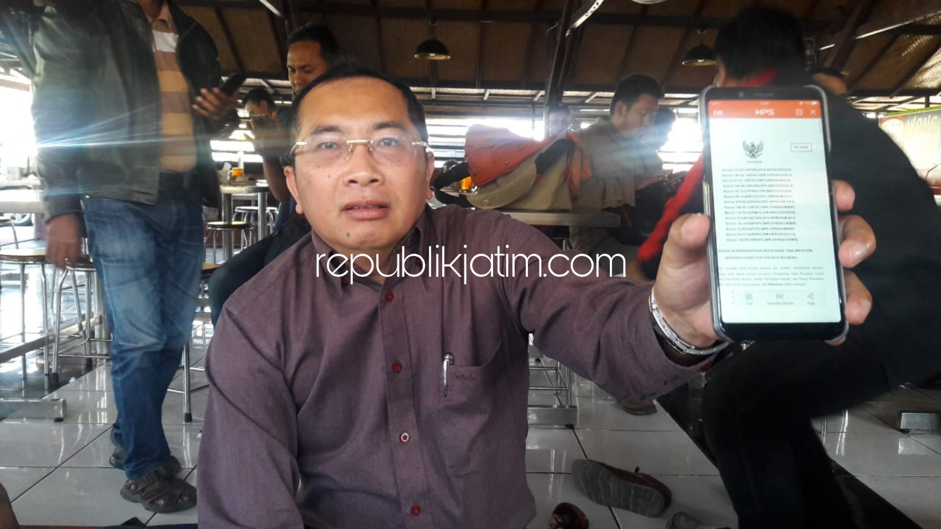 TUNJUKKAN - Muhammad Muzayin penasehat hukum Rahmat Muhajirin menunjukkan hasil petikan putusan gugatan yang menolak gugatan pemohon, Bambang Haryo Soekartono di Mahkamah Konstitusi (MK), Rabu (24/07/2019).